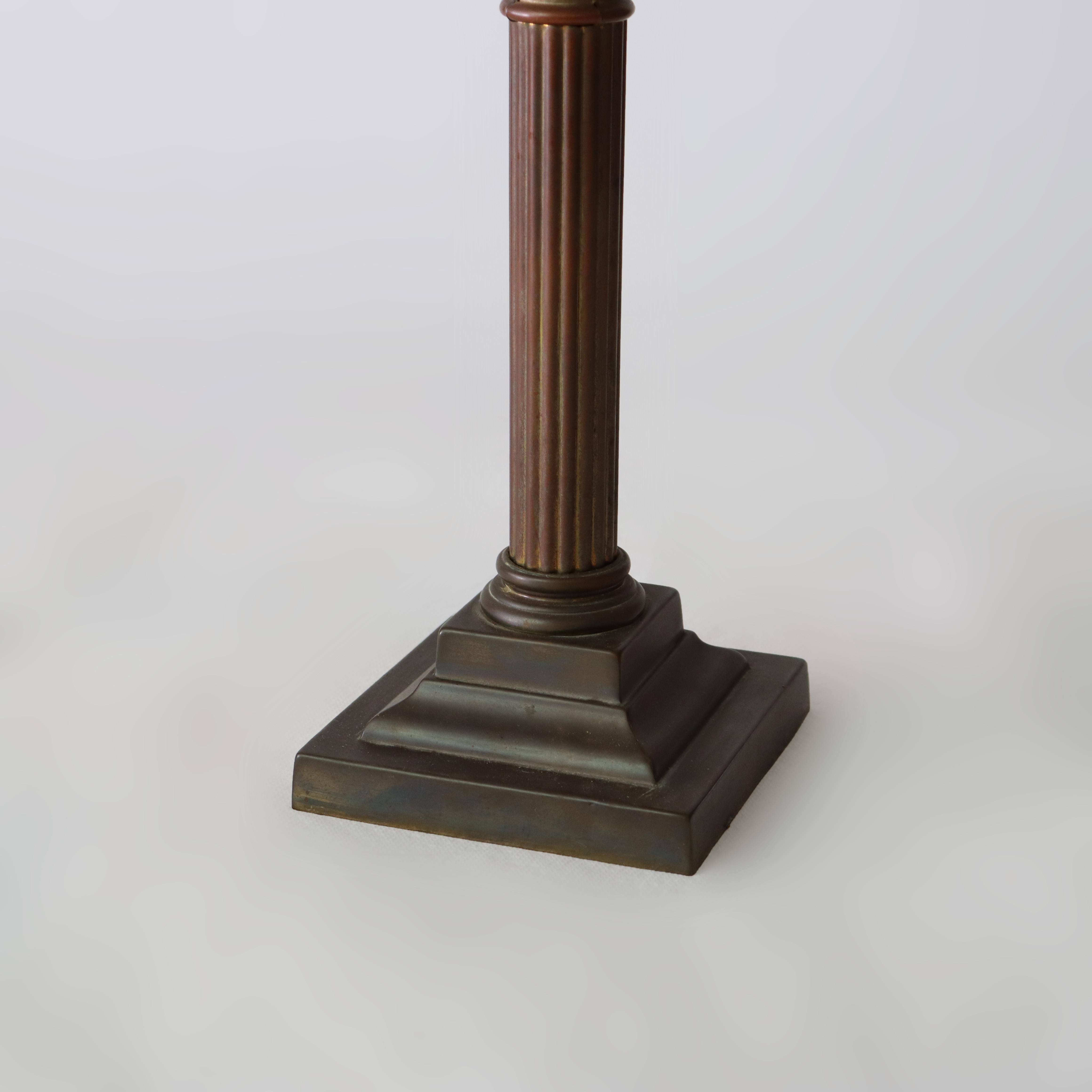 Vetro Lampada ad olio inglese John Scott in bronzo, mirtillo rosso e vetro opalescente a forma di chiocciola del 1890 ca. in vendita