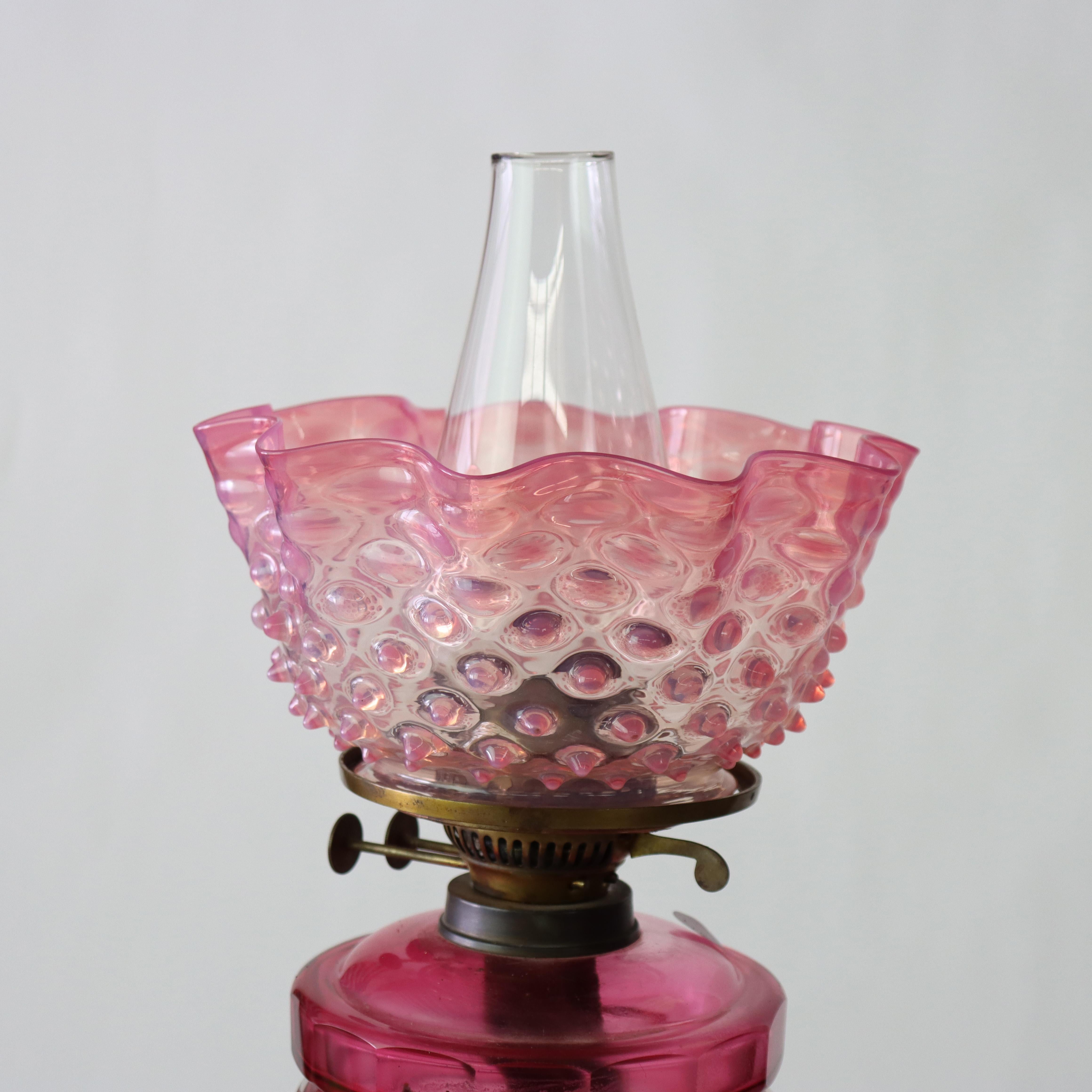 Lampada ad olio inglese John Scott in bronzo, mirtillo rosso e vetro opalescente a forma di chiocciola del 1890 ca. in vendita 2