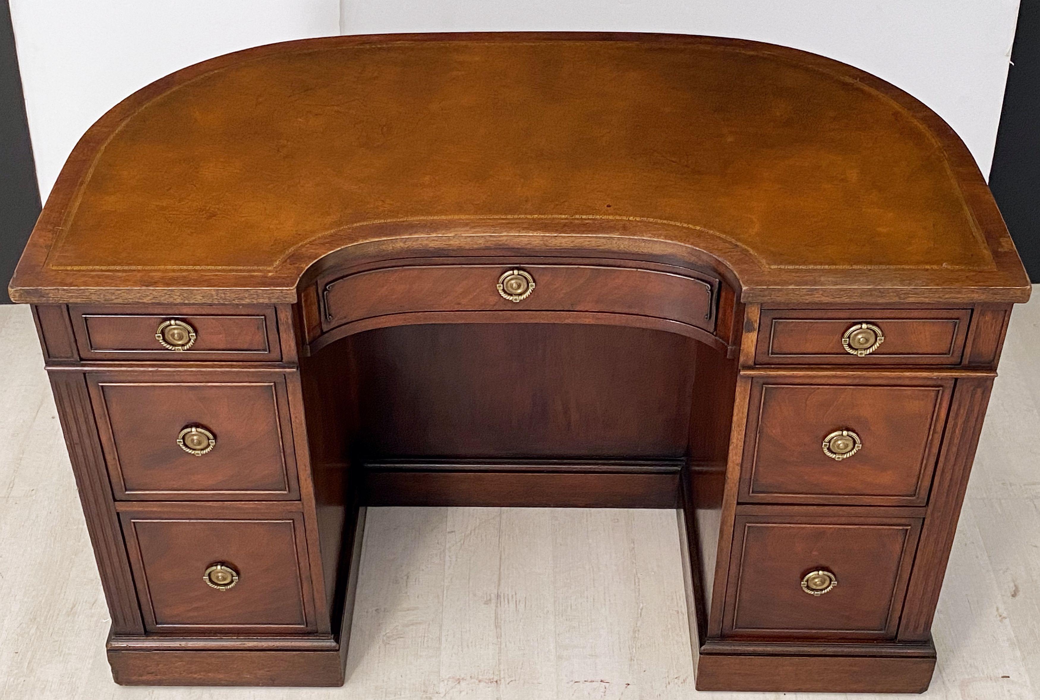 English Kidney Shaped Kneehole Writing Desk of Mahogany with Leather Top For Sale 4