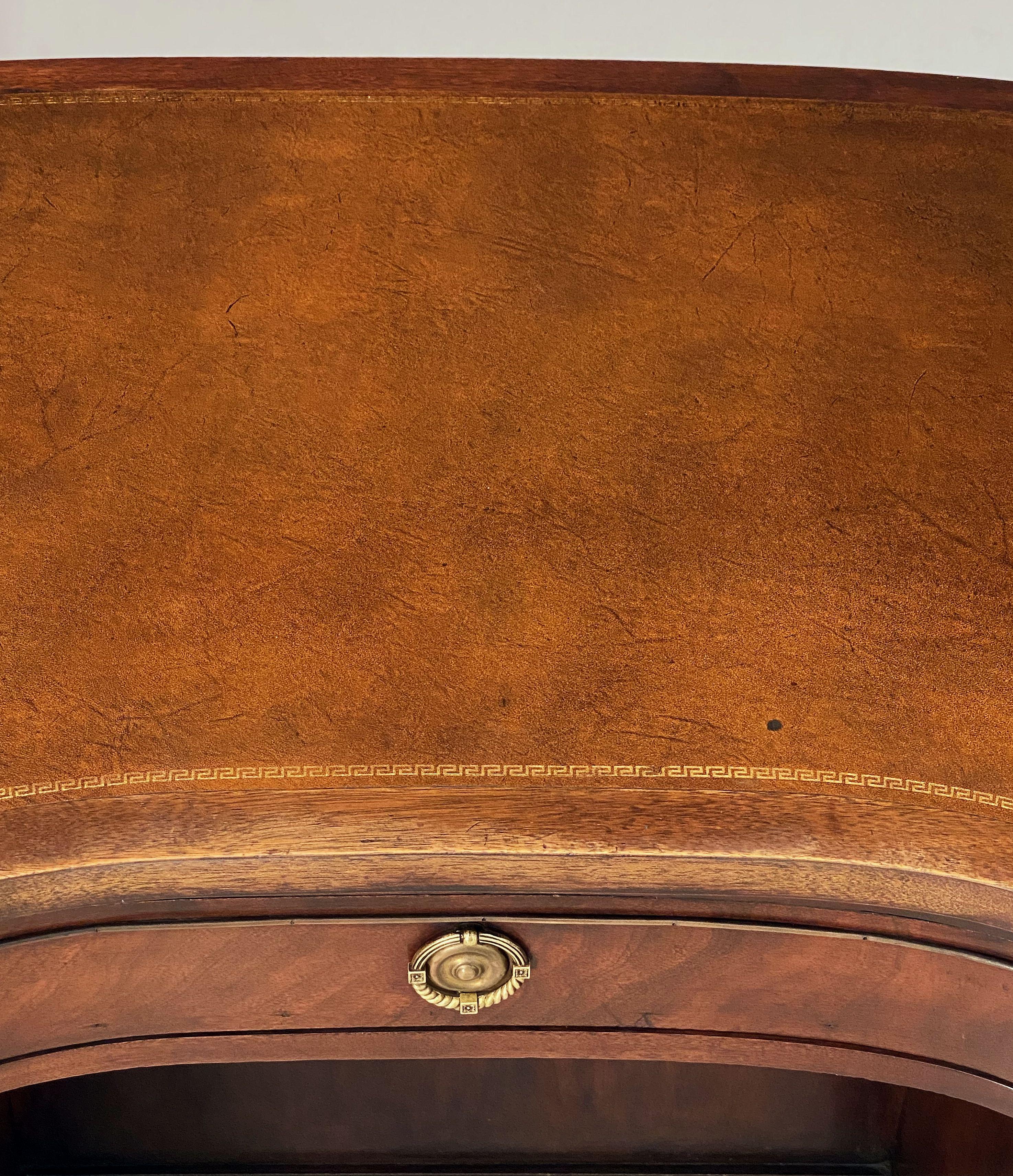 English Kidney Shaped Kneehole Writing Desk of Mahogany with Leather Top For Sale 5