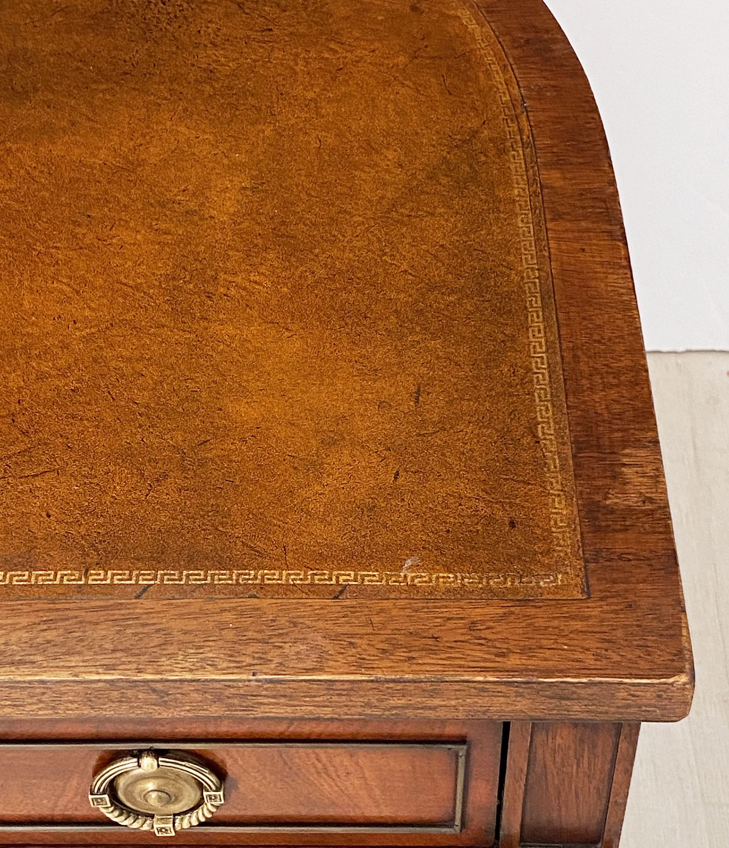 Englischer knöchelförmiger Schreibtisch aus Mahagoni mit Lederplatte im Angebot 6