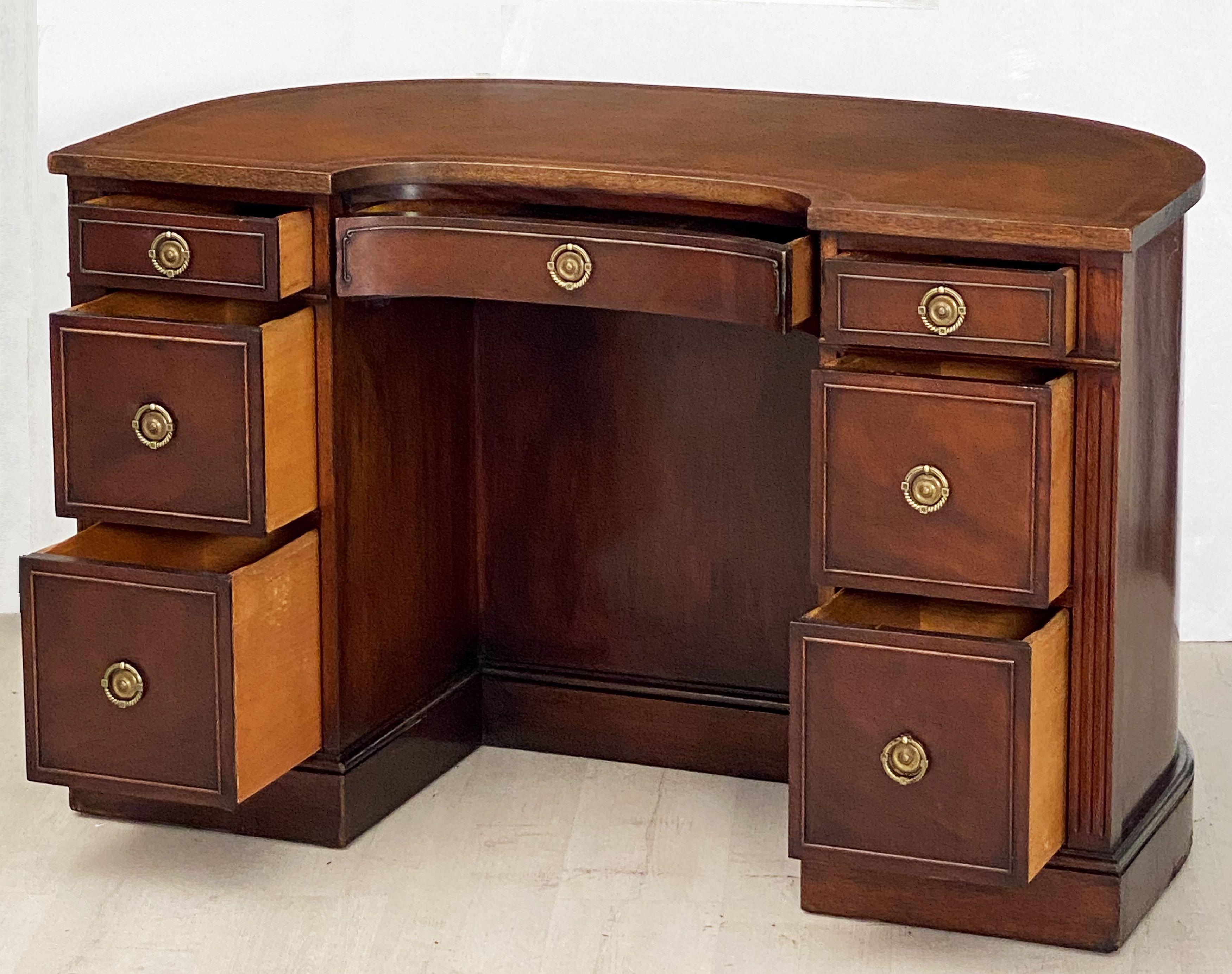 English Kidney Shaped Kneehole Writing Desk of Mahogany with Leather Top For Sale 7