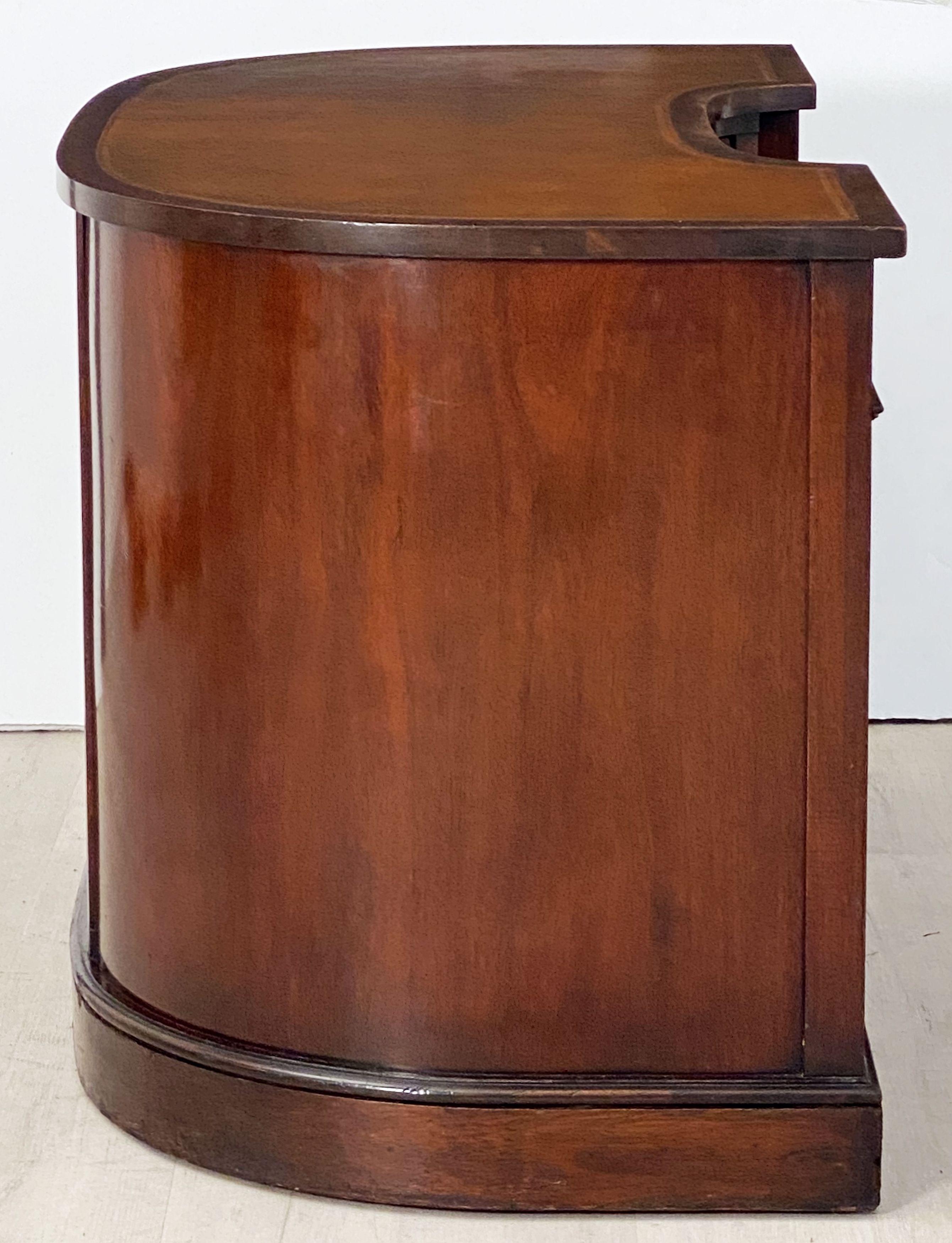 English Kidney Shaped Kneehole Writing Desk of Mahogany with Leather Top For Sale 11