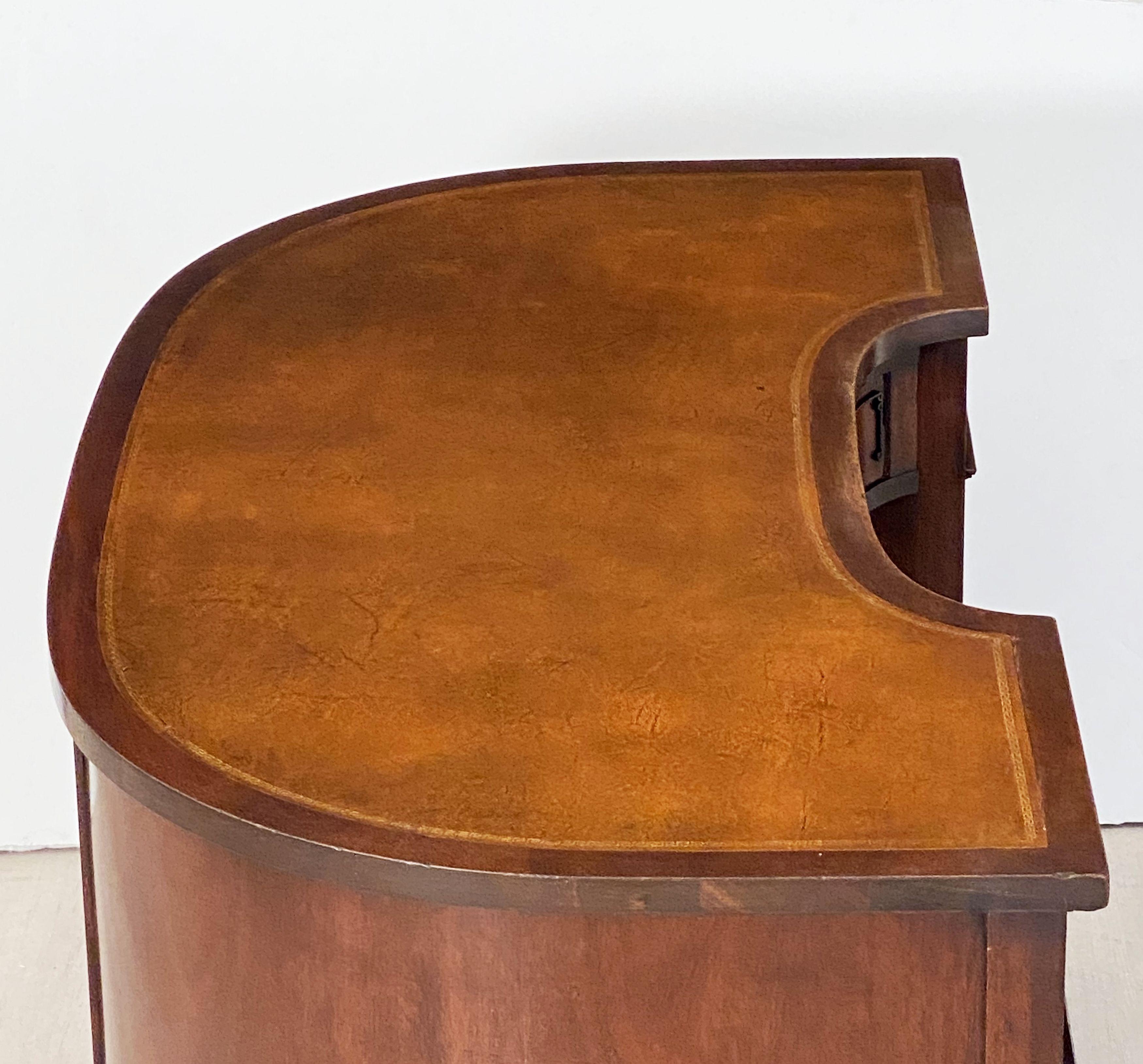 Englischer knöchelförmiger Schreibtisch aus Mahagoni mit Lederplatte im Angebot 12