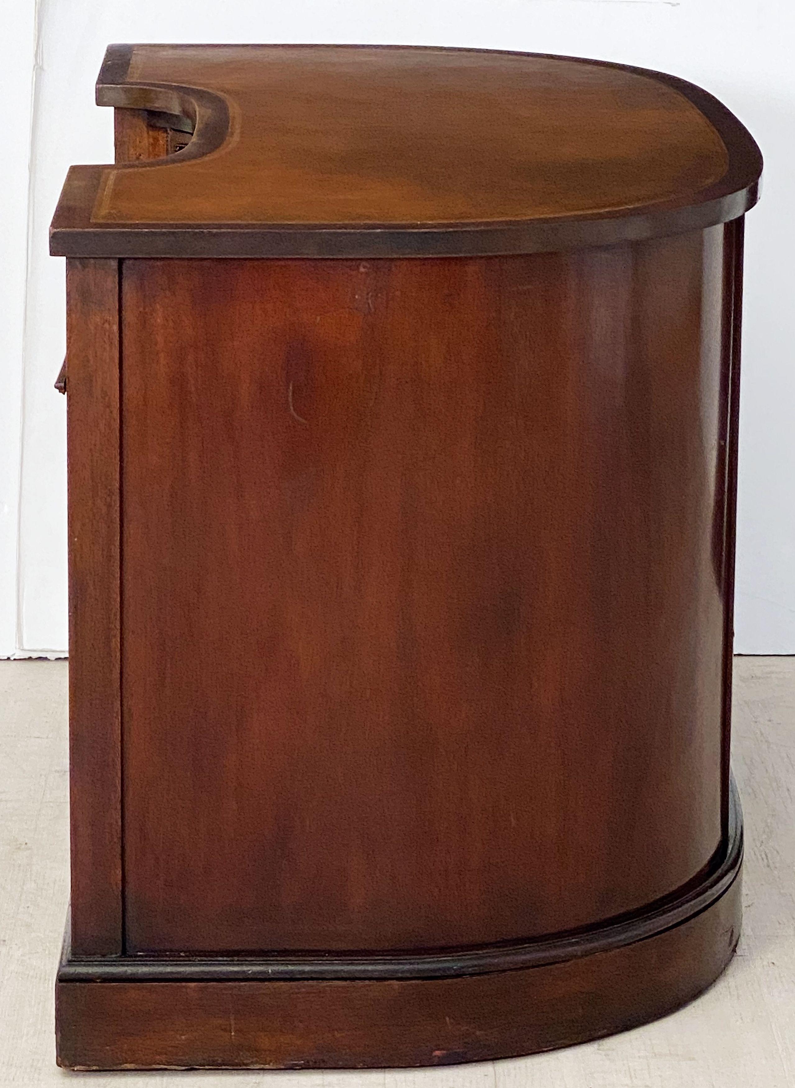 English Kidney Shaped Kneehole Writing Desk of Mahogany with Leather Top For Sale 13