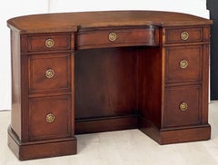 English Kidney Shaped Kneehole Writing Desk of Mahogany with Leather Top
