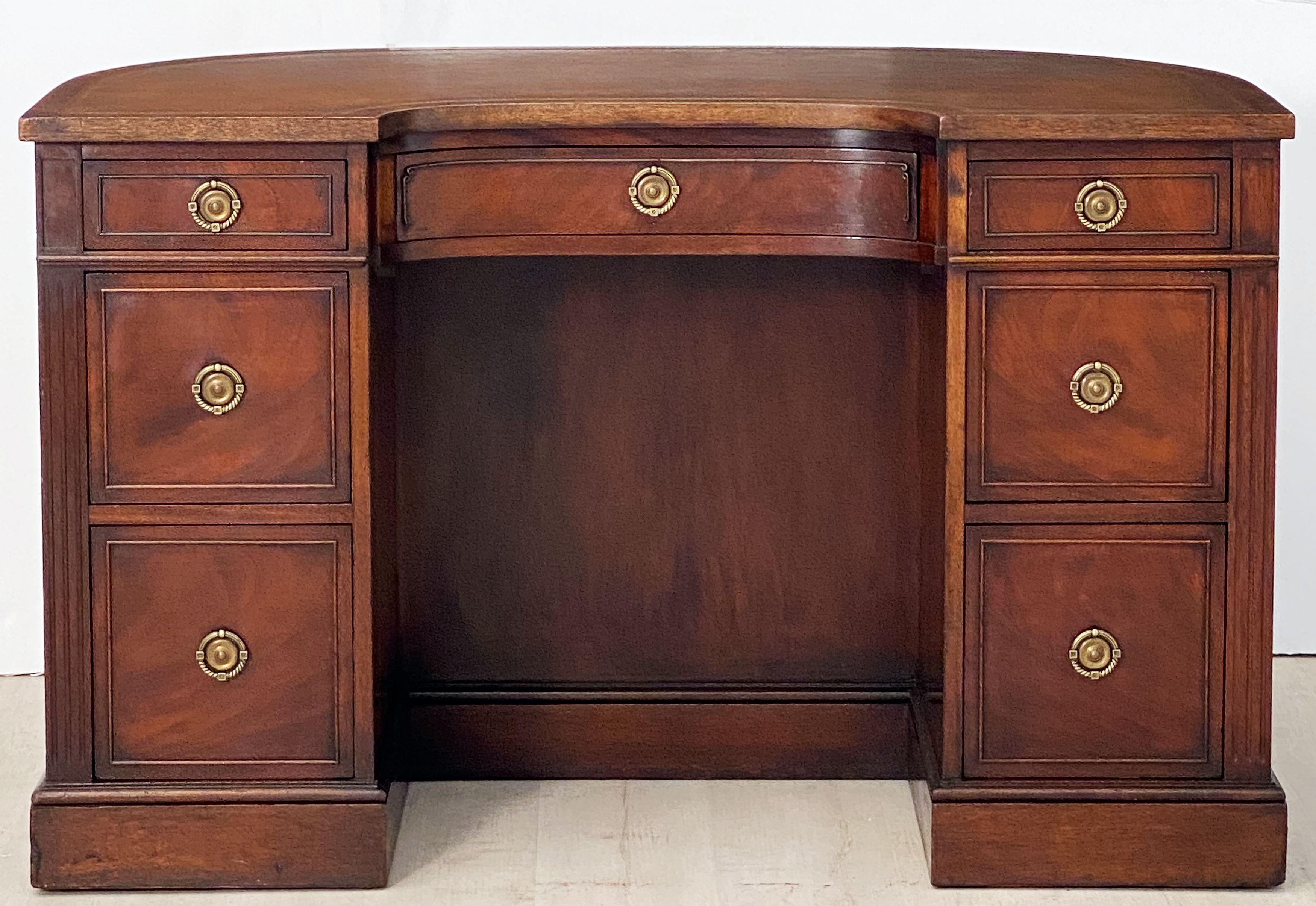 Edwardian English Kidney Shaped Kneehole Writing Desk of Mahogany with Leather Top For Sale