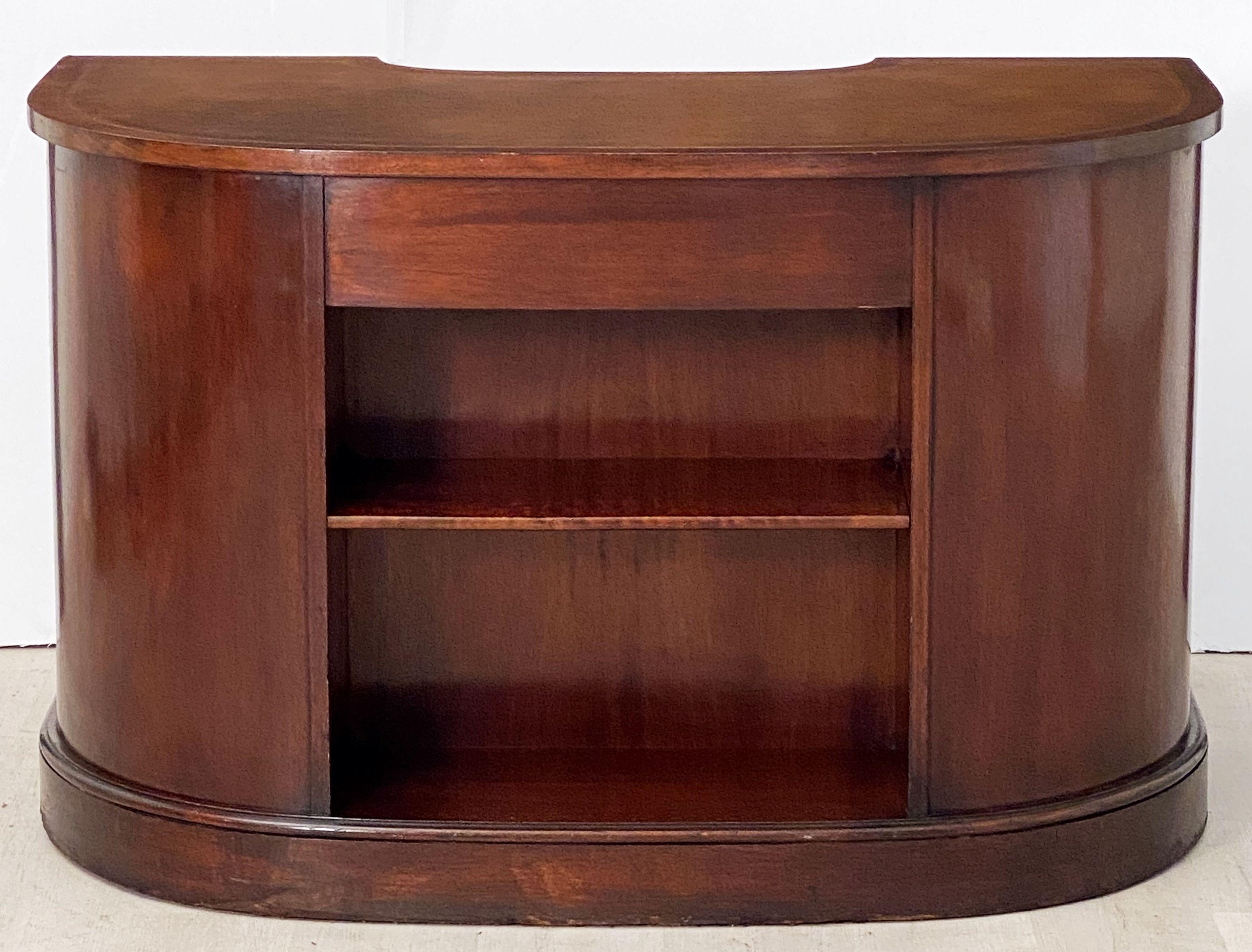 20th Century English Kidney Shaped Kneehole Writing Desk of Mahogany with Leather Top For Sale