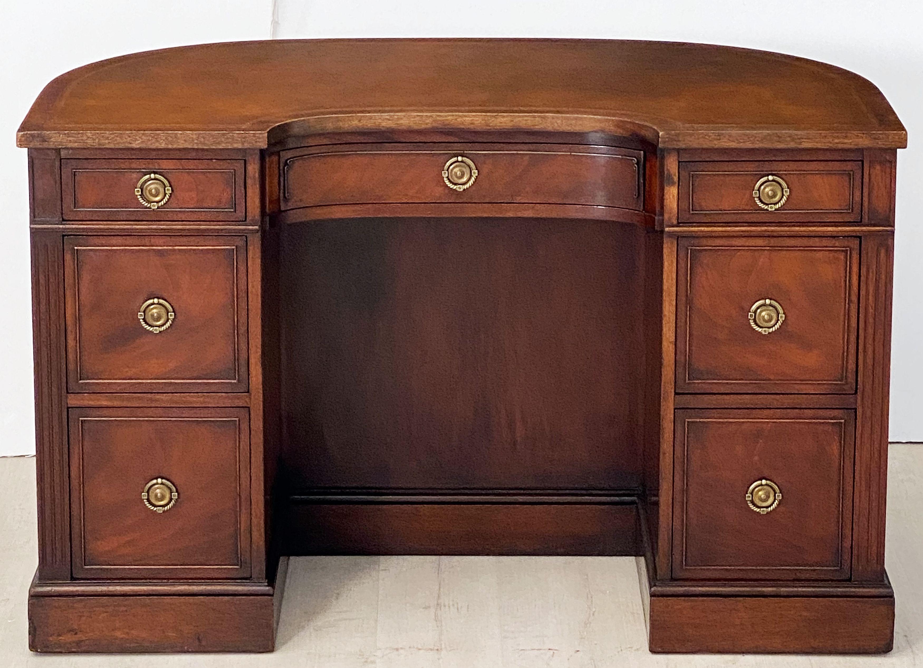 English Kidney Shaped Kneehole Writing Desk of Mahogany with Leather Top For Sale 2