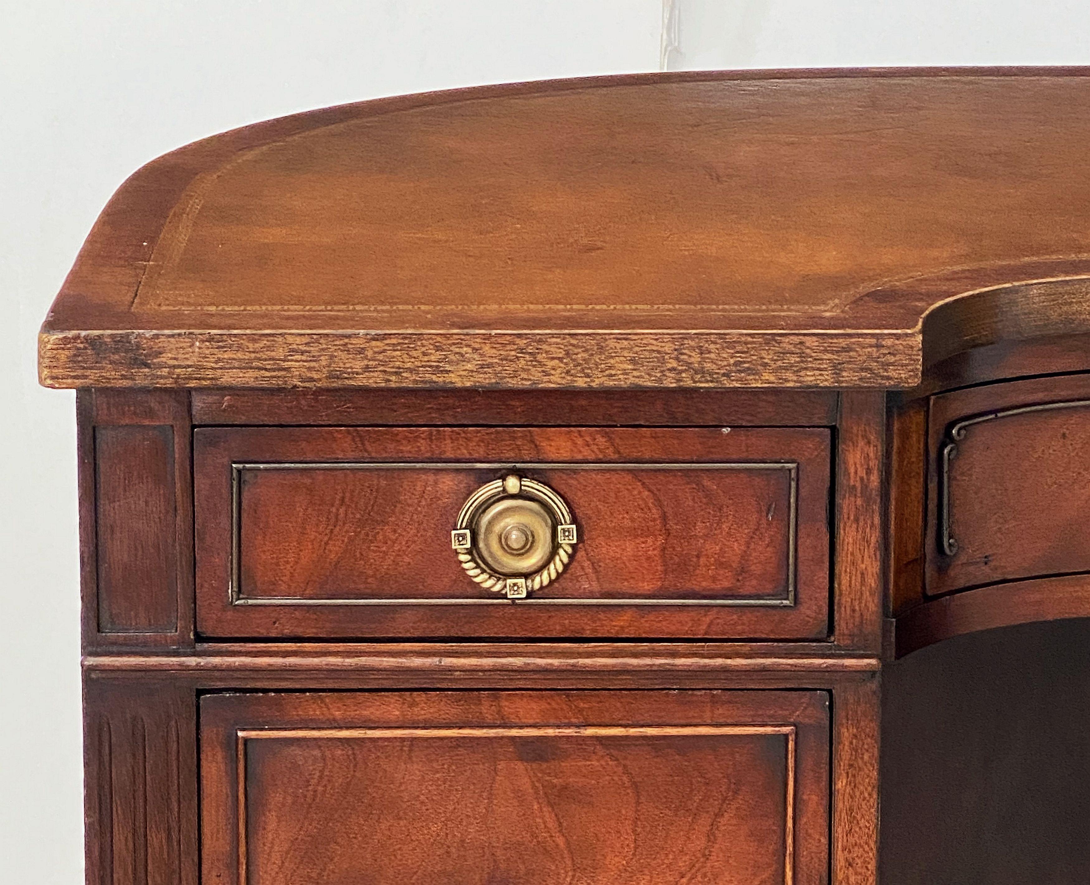 English Kidney Shaped Kneehole Writing Desk of Mahogany with Leather Top For Sale 3