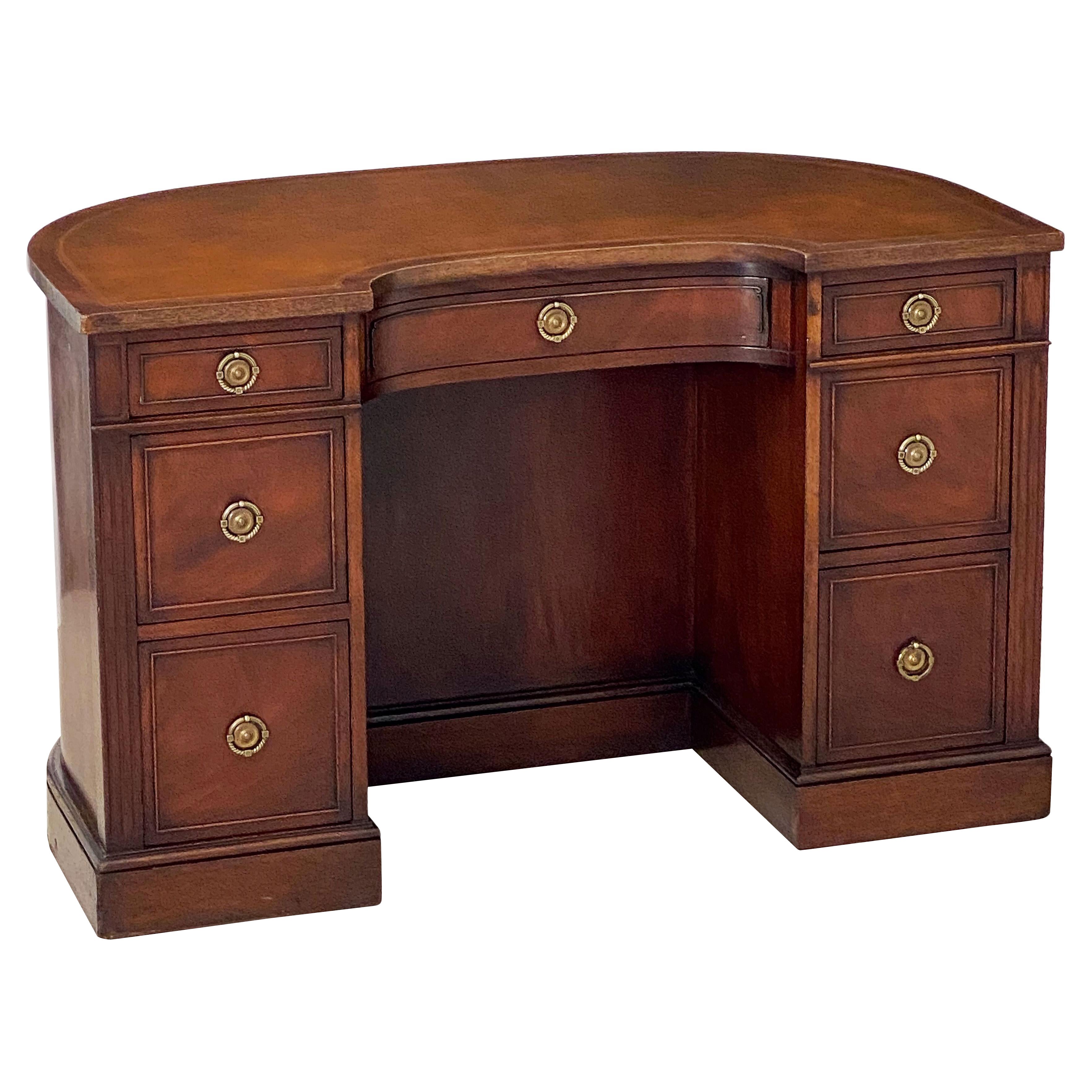 English Kidney Shaped Kneehole Writing Desk of Mahogany with Leather Top