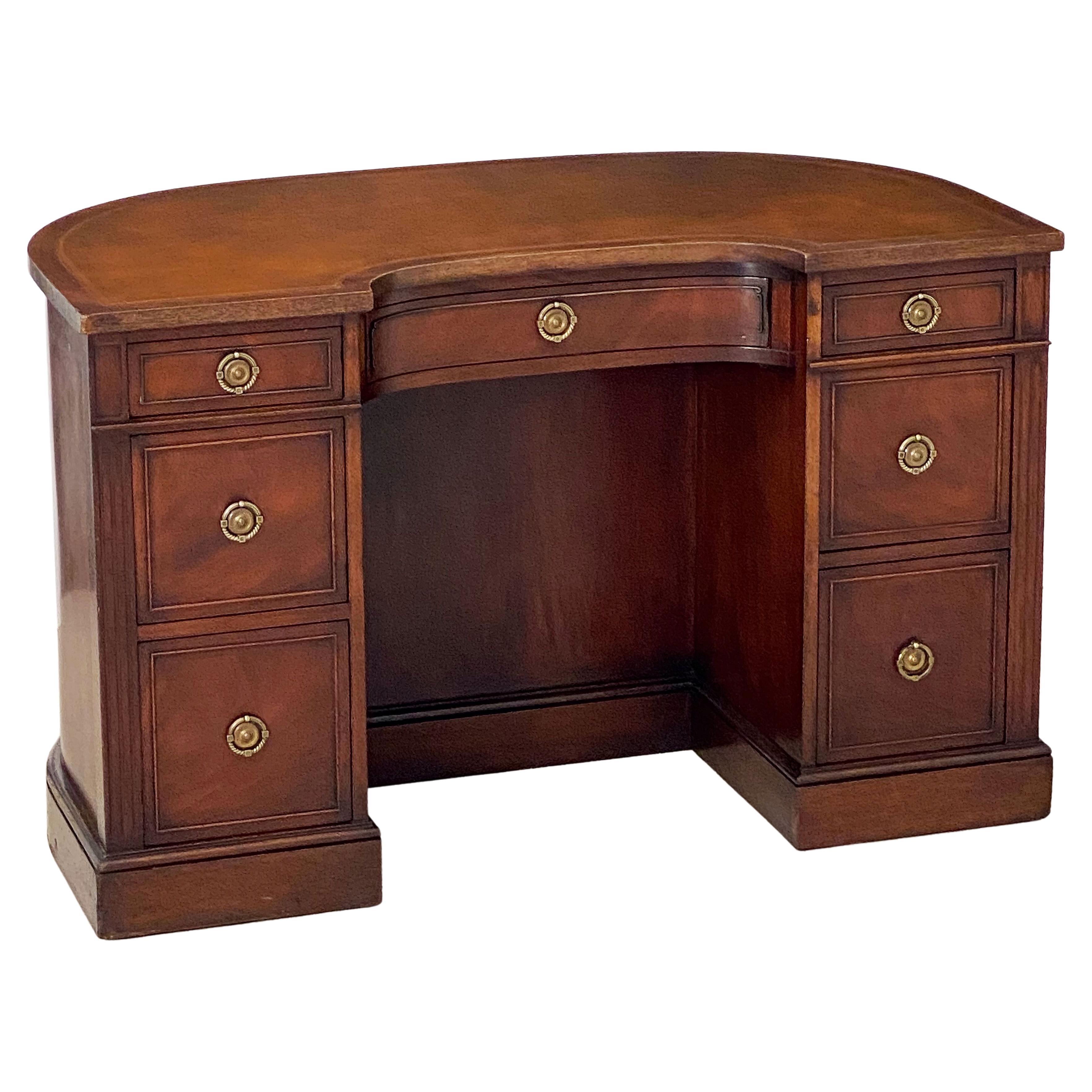 English Kidney Shaped Kneehole Writing Desk of Mahogany with Leather Top