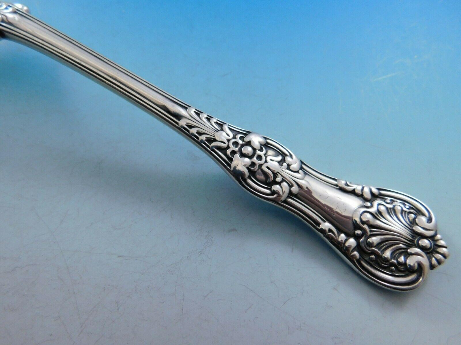 Patterns similar to our English King were first used in France and England late in the eighteenth century and have remained among the most popular styles for flatware today, in both Europe and America. Tiffany & Co. first made its own version of