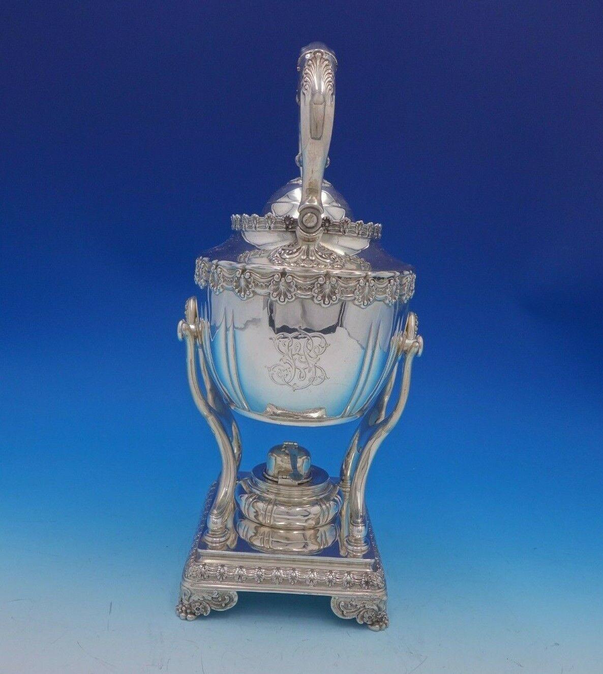 ENGLISCHER KÖNIG (um 1885)

Jahrhundert in Frankreich und England verwendet und gehören bis heute sowohl in Europa als auch in Amerika zu den beliebtesten Stilen für Flachgeschirr. Tiffany & Co. stellte seine eigene Version von English King erstmals