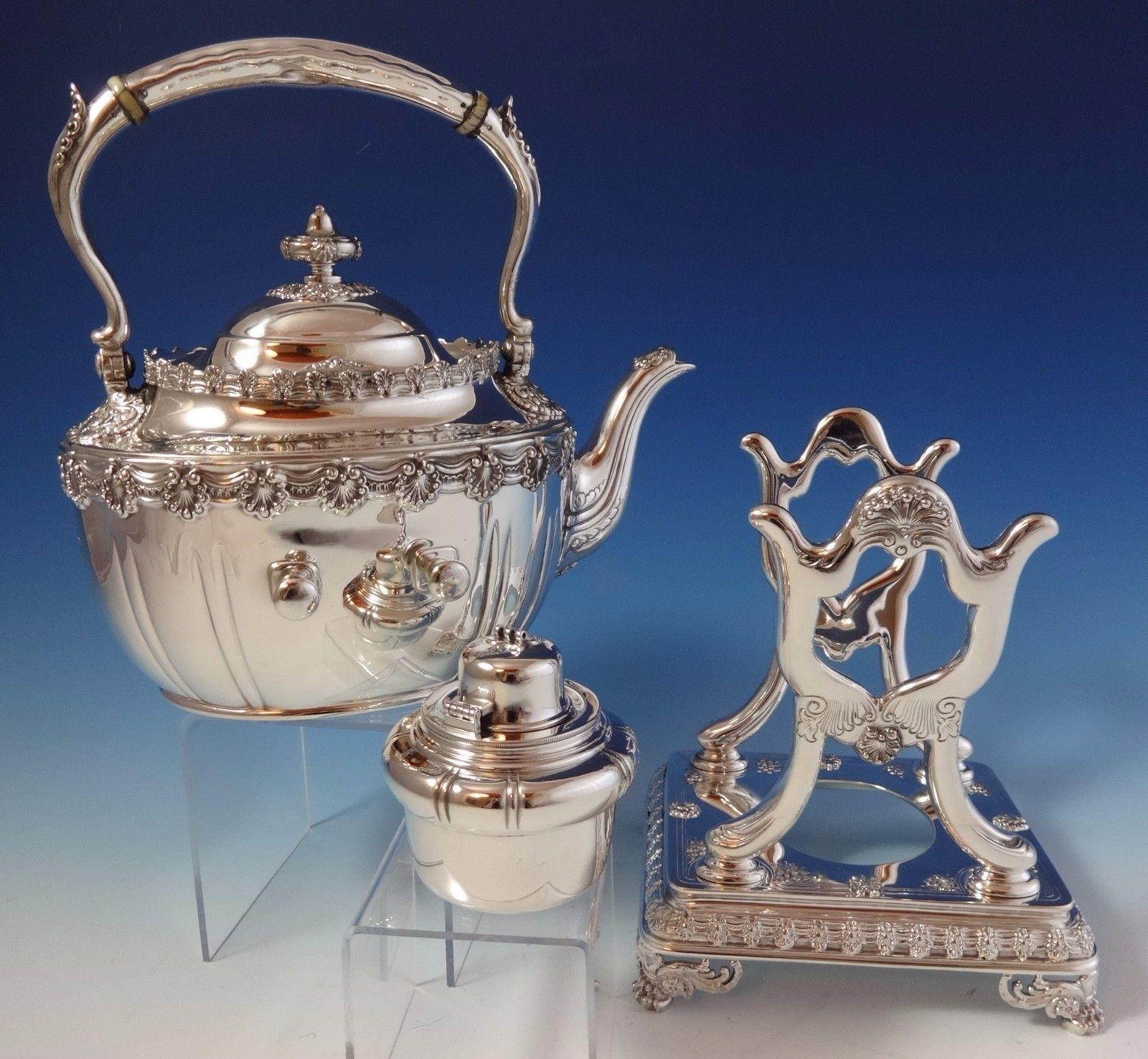 Roi d'Angleterre par Tiffany & Co.
Bouilloire en argent Sterling King by Tiffany & Co. sur pied. Il est doté d'une large bande de coquillages, d'une poignée pivotante et d'un socle solide. Il porte un monogramme au dos (voir photo), est marqué d'une
