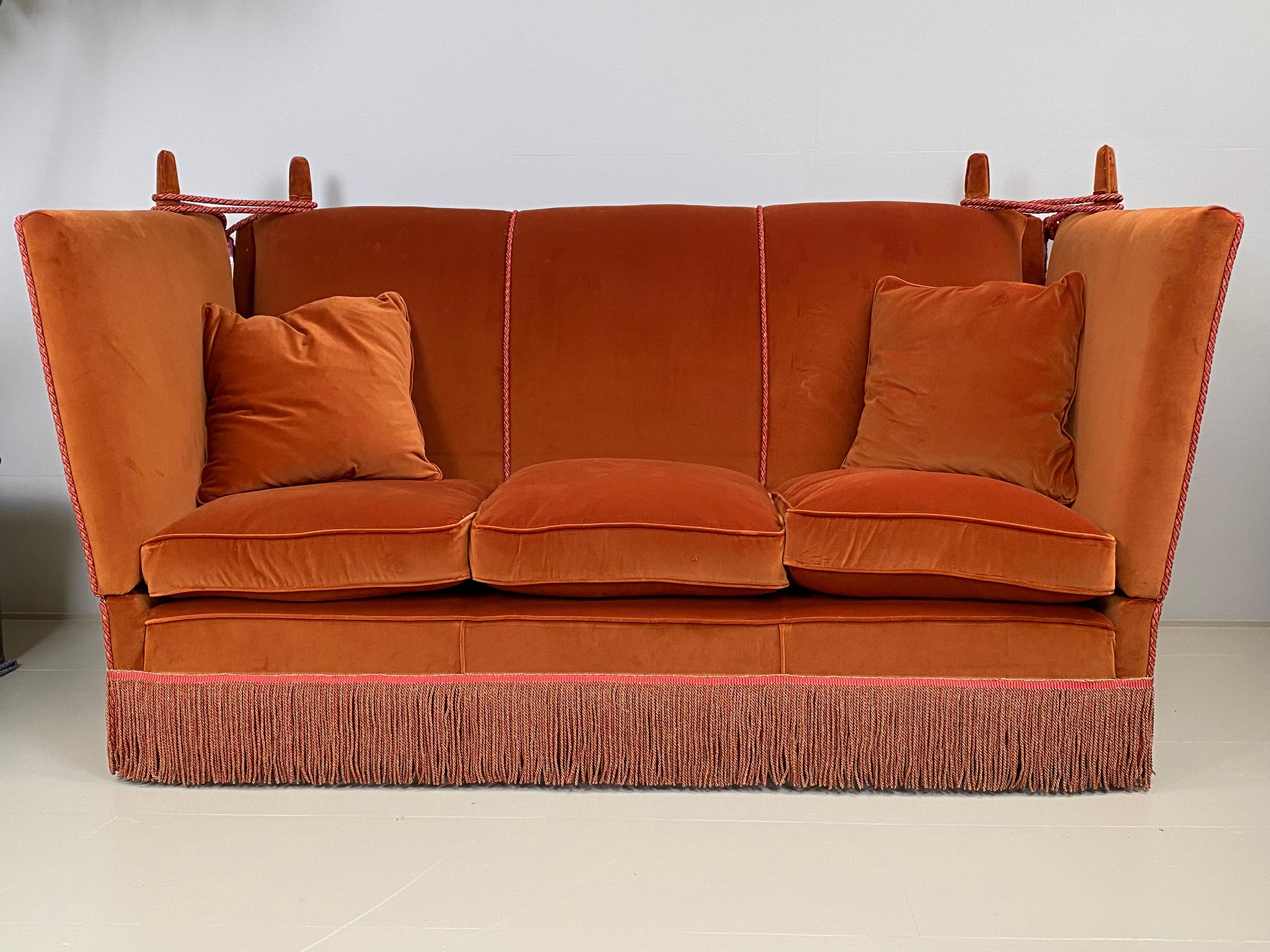 Beautiful English sofa, upholstered in an orange velvet,
mint condition,
great garnish.