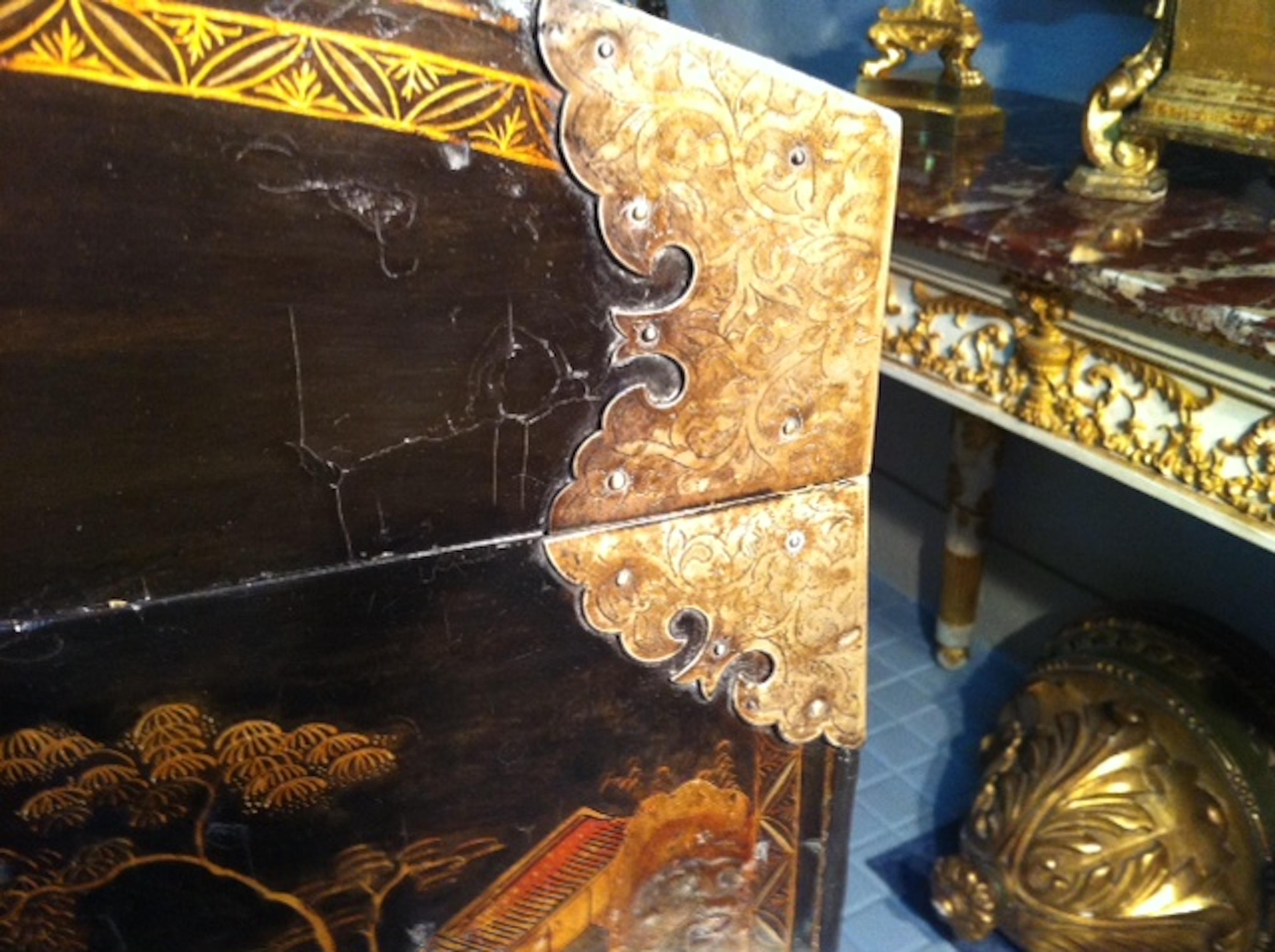 English lacquered Chest, 18th Century For Sale 8