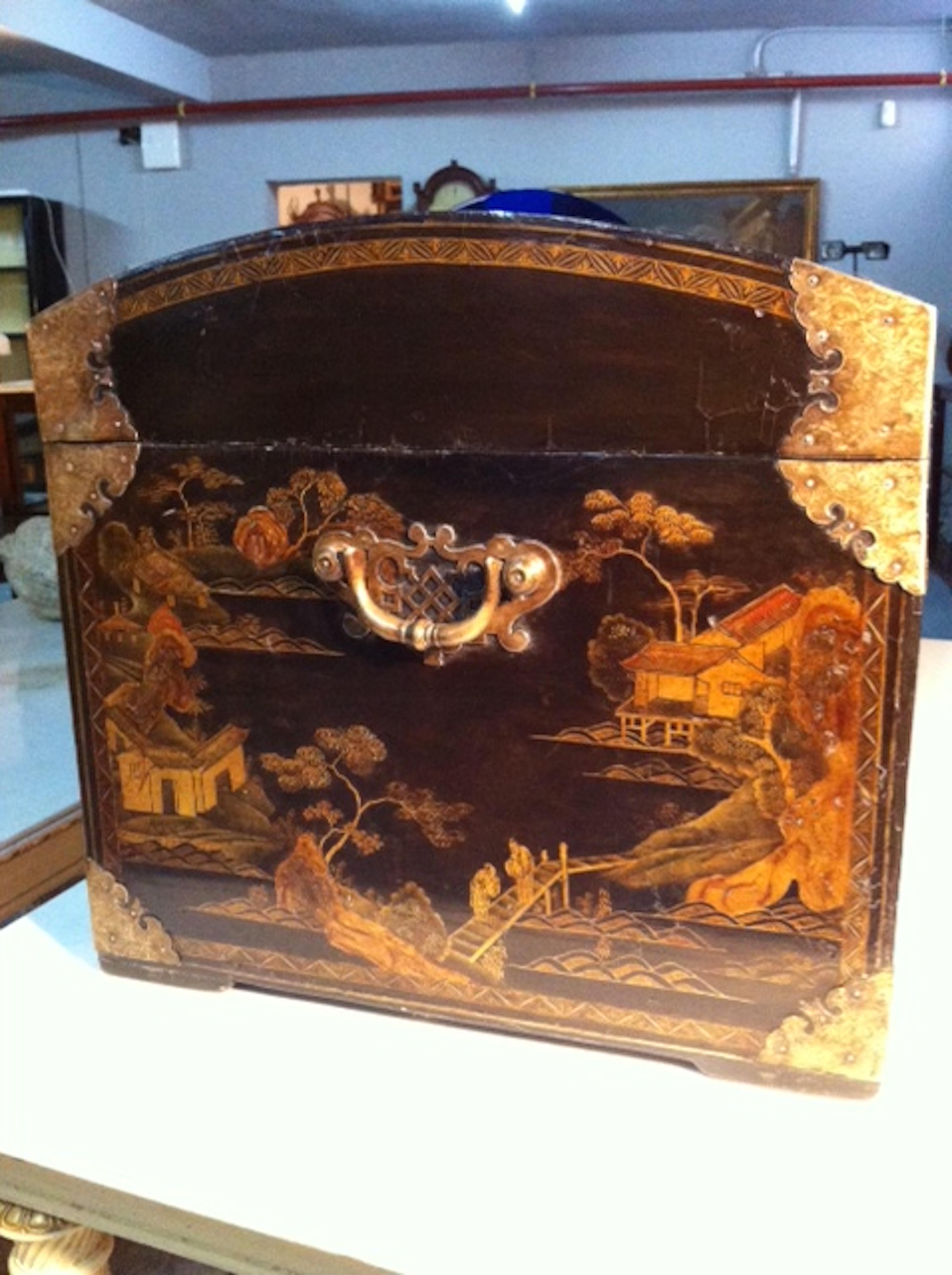 English lacquered chest, 18th century.
Decorated with chinoiserie, mounted on modern stand.

 