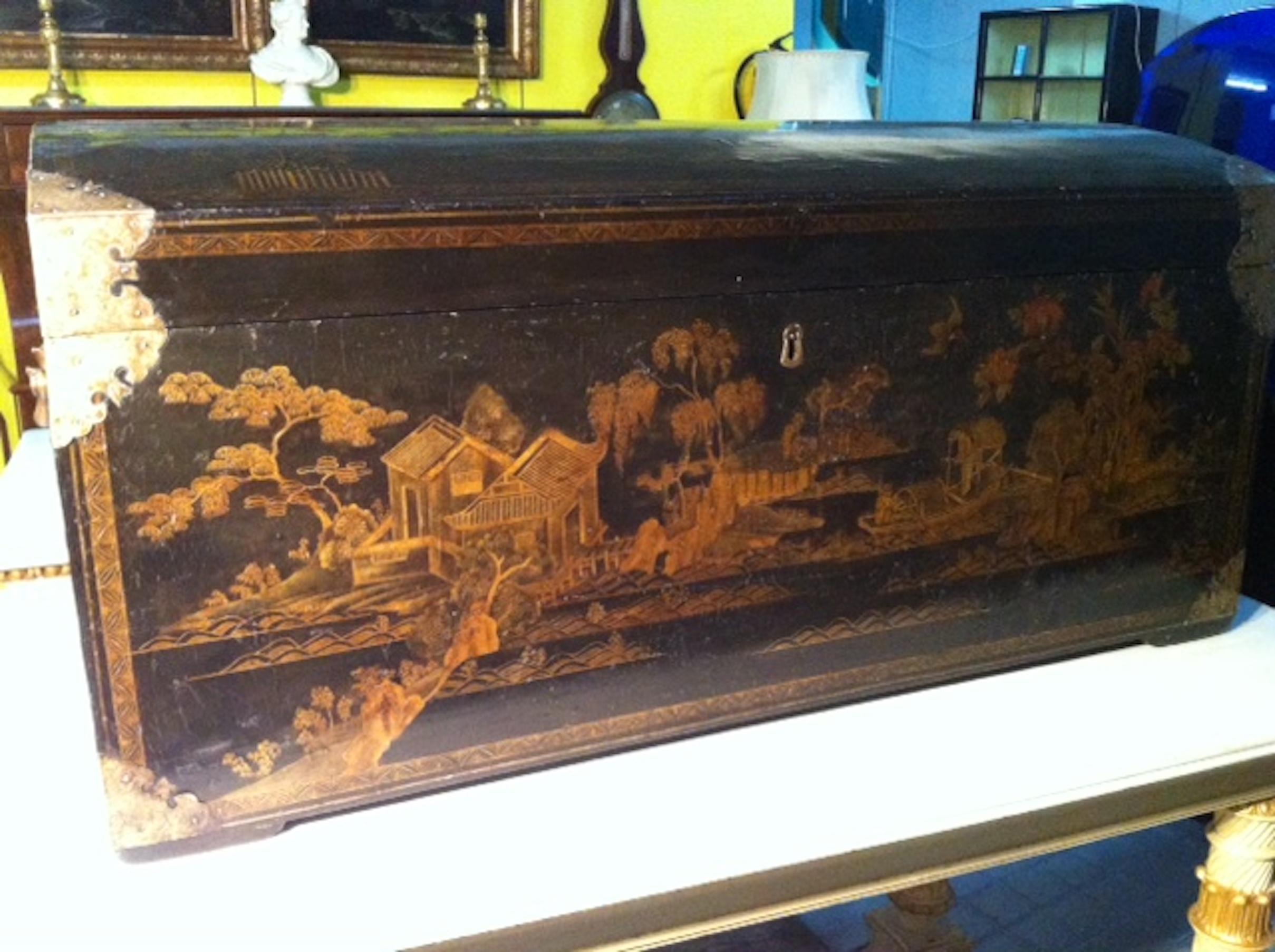 English lacquered Chest, 18th Century In Good Condition For Sale In Saint-Ouen, FR