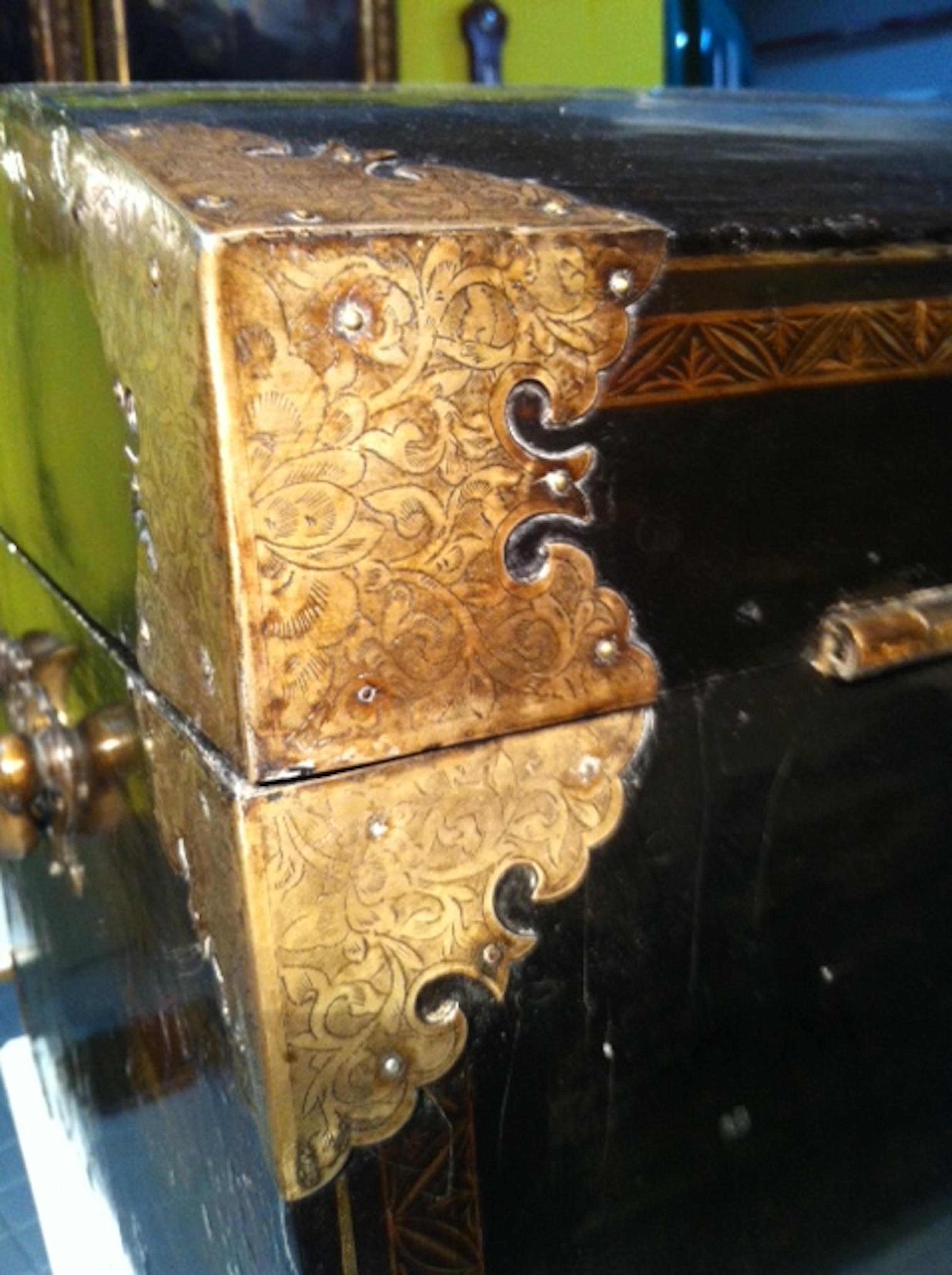 English lacquered Chest, 18th Century For Sale 4