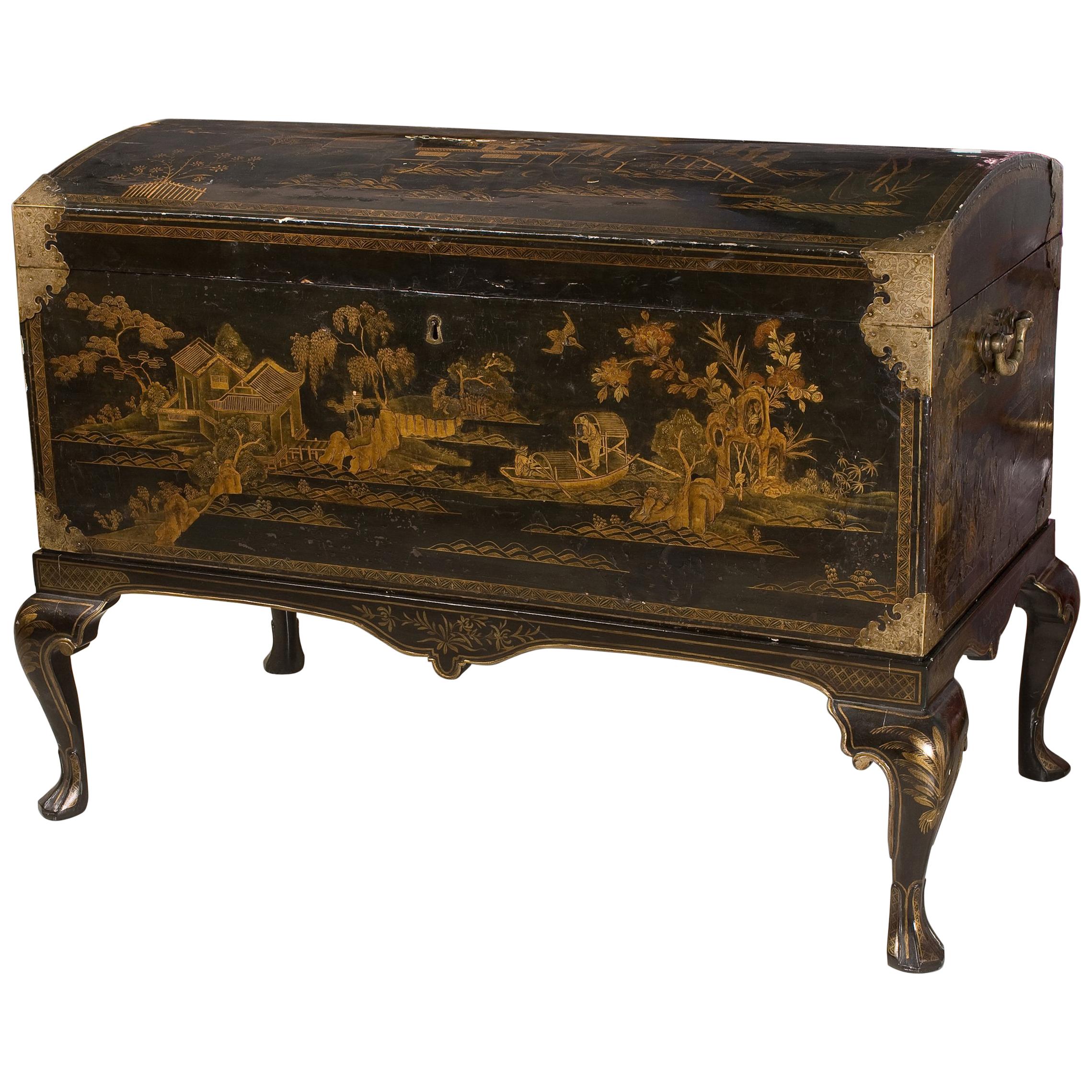 English lacquered Chest, 18th Century For Sale