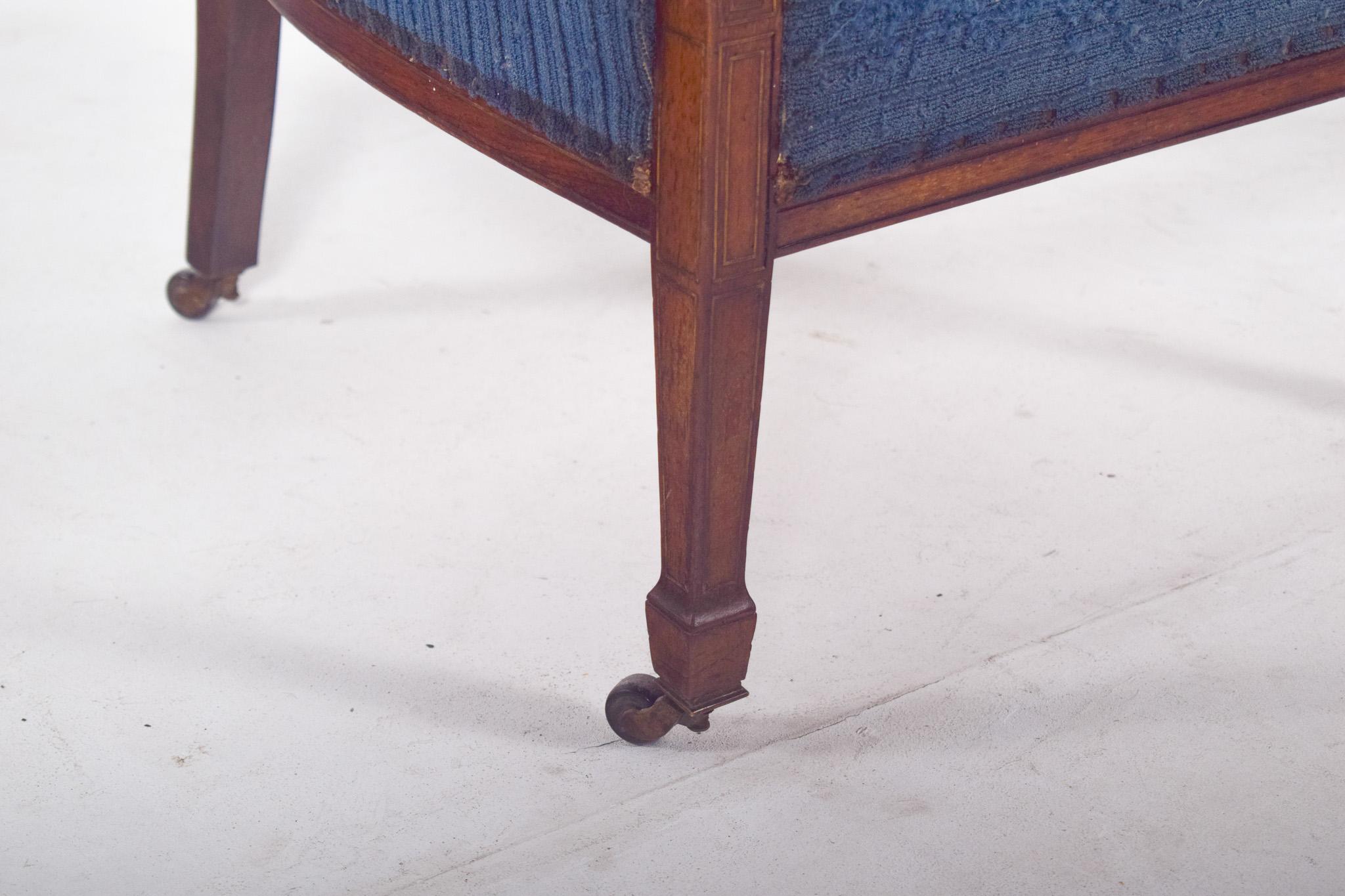 English Lady's Chair tapissée en bleu en vente 3