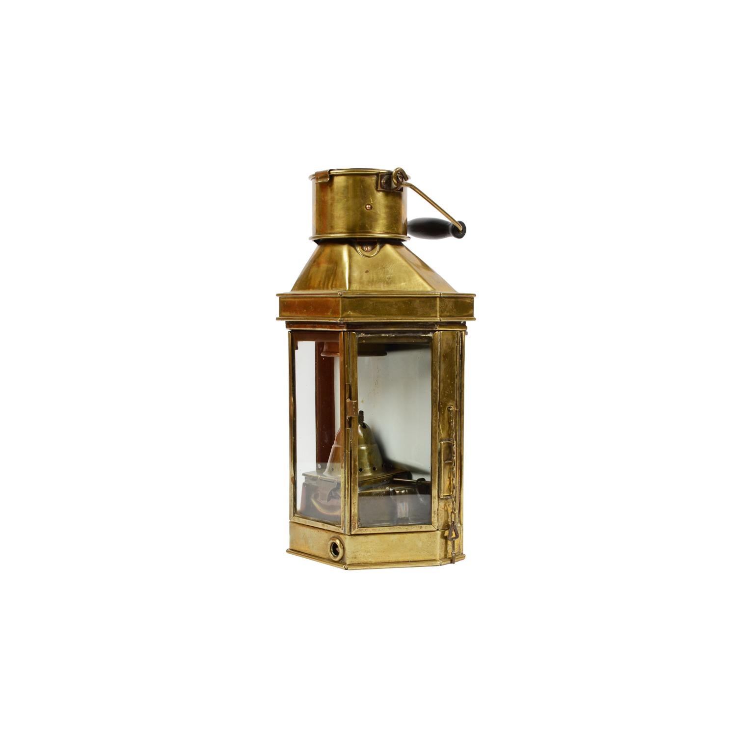 Oil lamp, brass and glass; rear bracket for hanging it. Signed Bulpitt, English manufacture end of the 19th century. Height cm 41, inches 16.14, width cm 21, inches 8.26. Very good condition.
Bulpitt & Sons Ltd was an electrical goods manufacturer