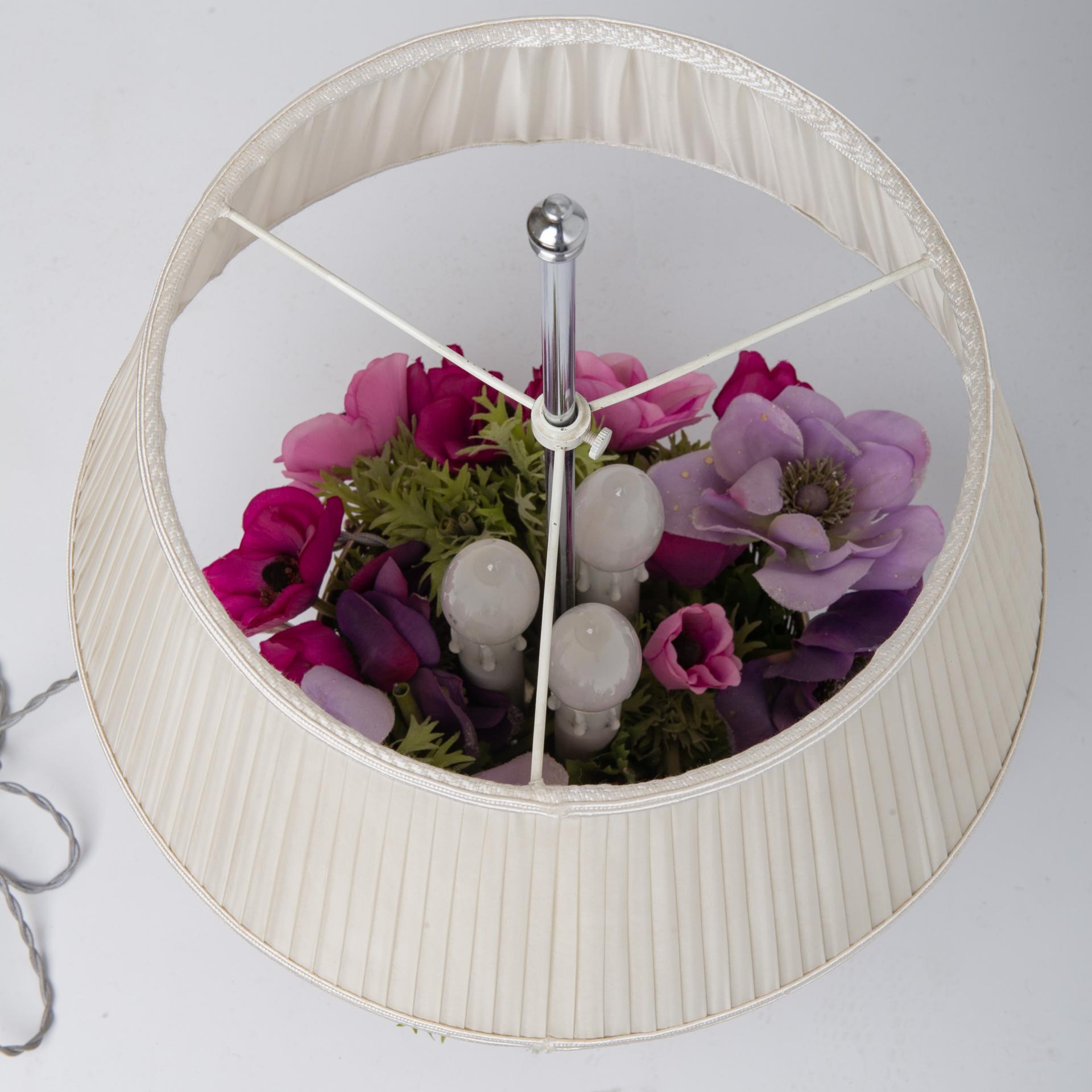 Autre Lampe anglaise en métal argenté avec fleurs en vente
