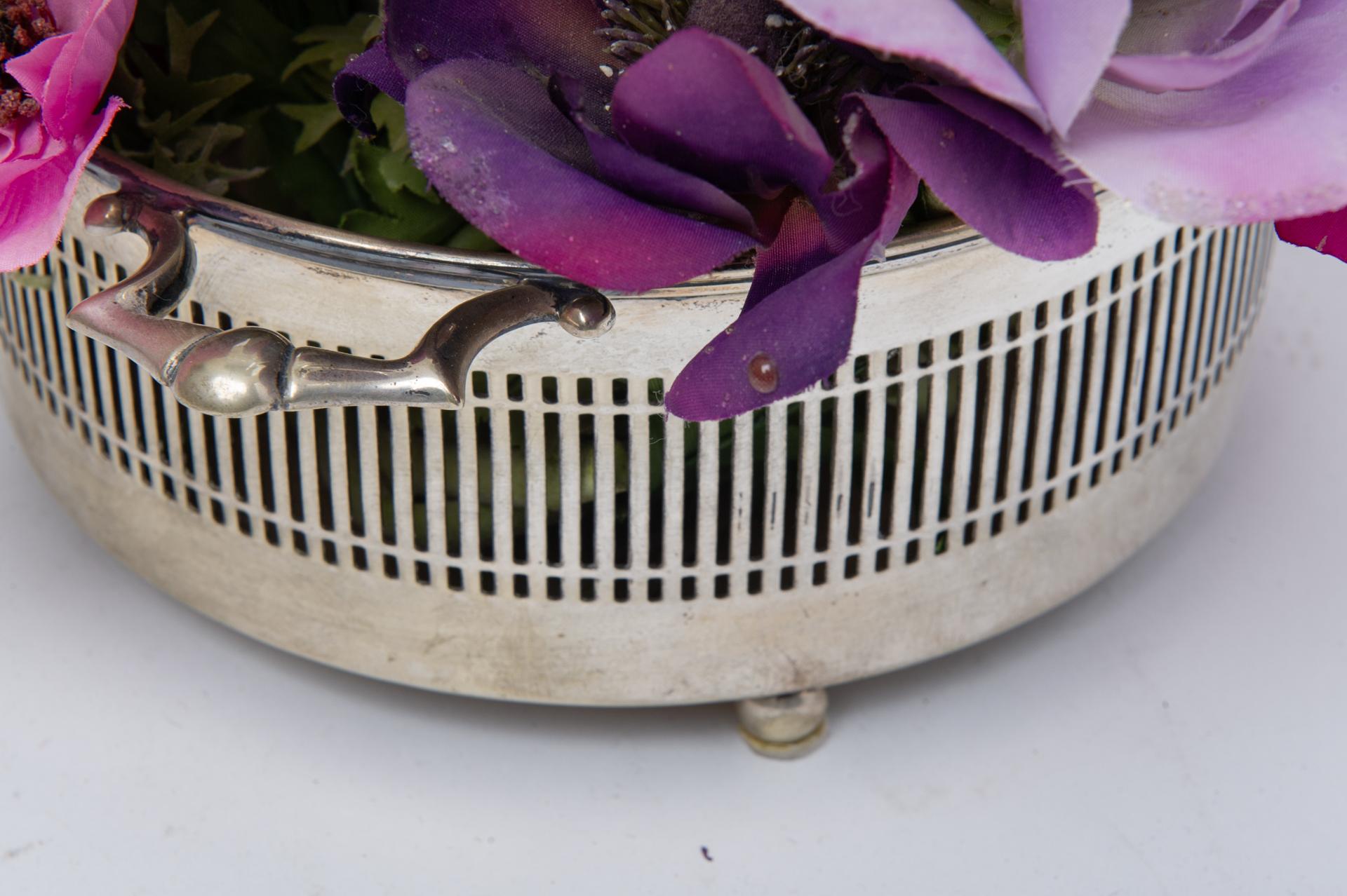 Anglais Lampe anglaise en métal argenté avec fleurs en vente