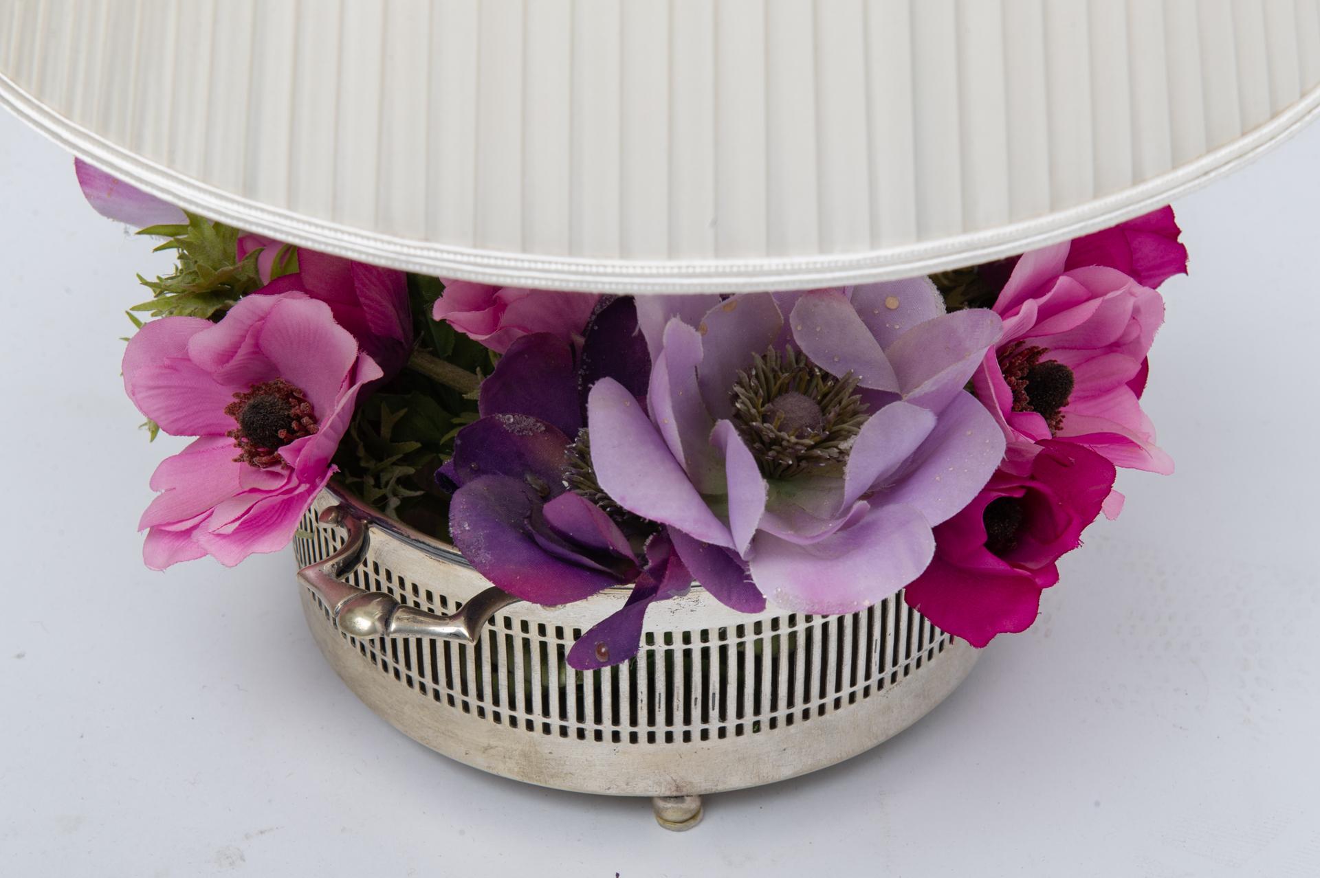 English Lamp in Silver Plate with Flowers In Excellent Condition For Sale In Alessandria, Piemonte