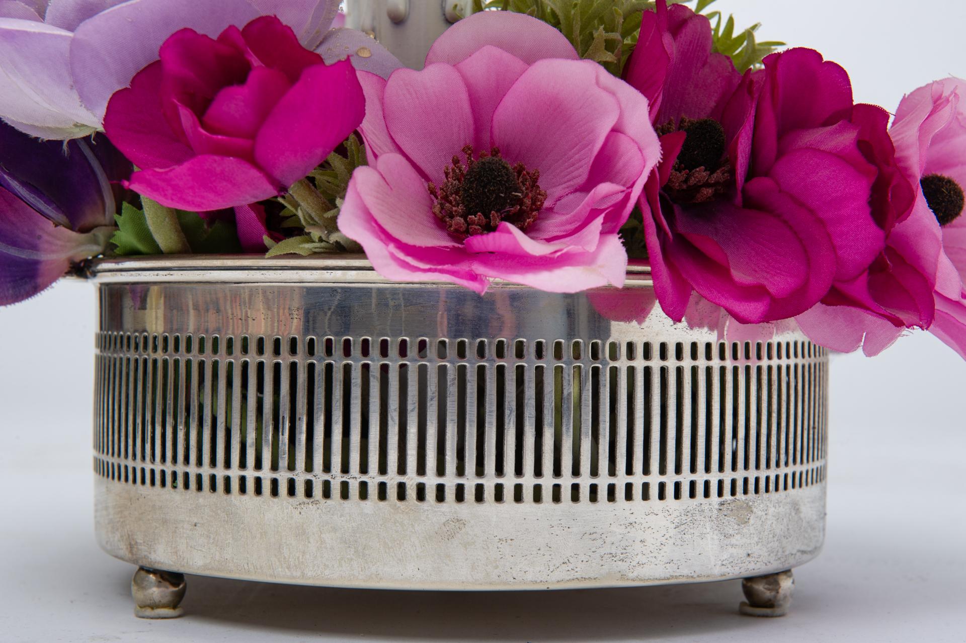 20th Century English Lamp in Silver Plate with Flowers For Sale