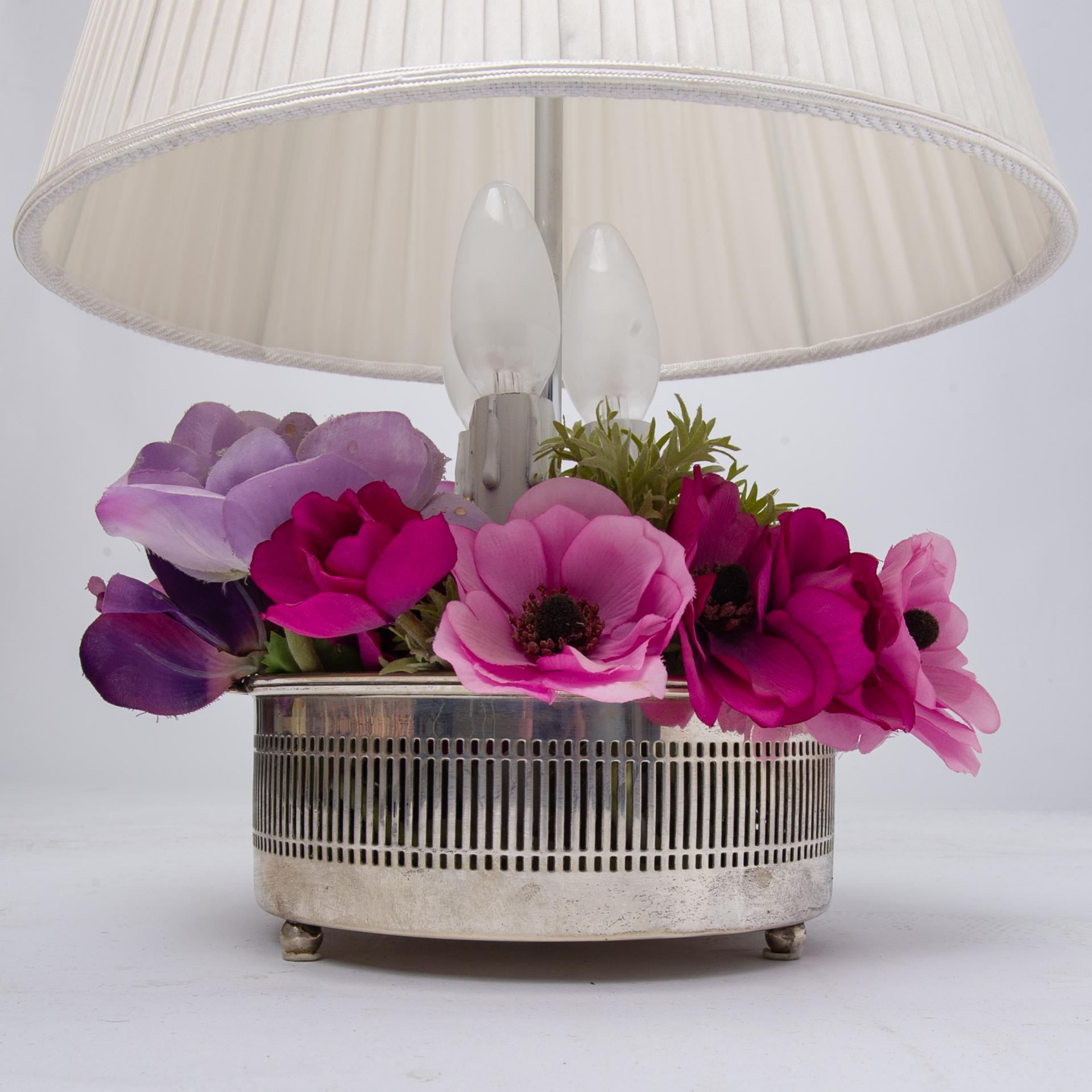 20ième siècle Lampe anglaise en métal argenté avec fleurs en vente