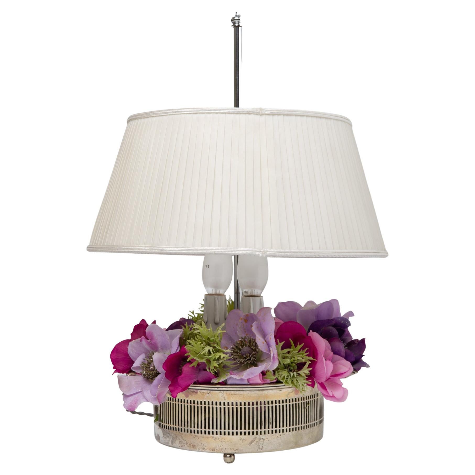 Lampe anglaise en métal argenté avec fleurs en vente