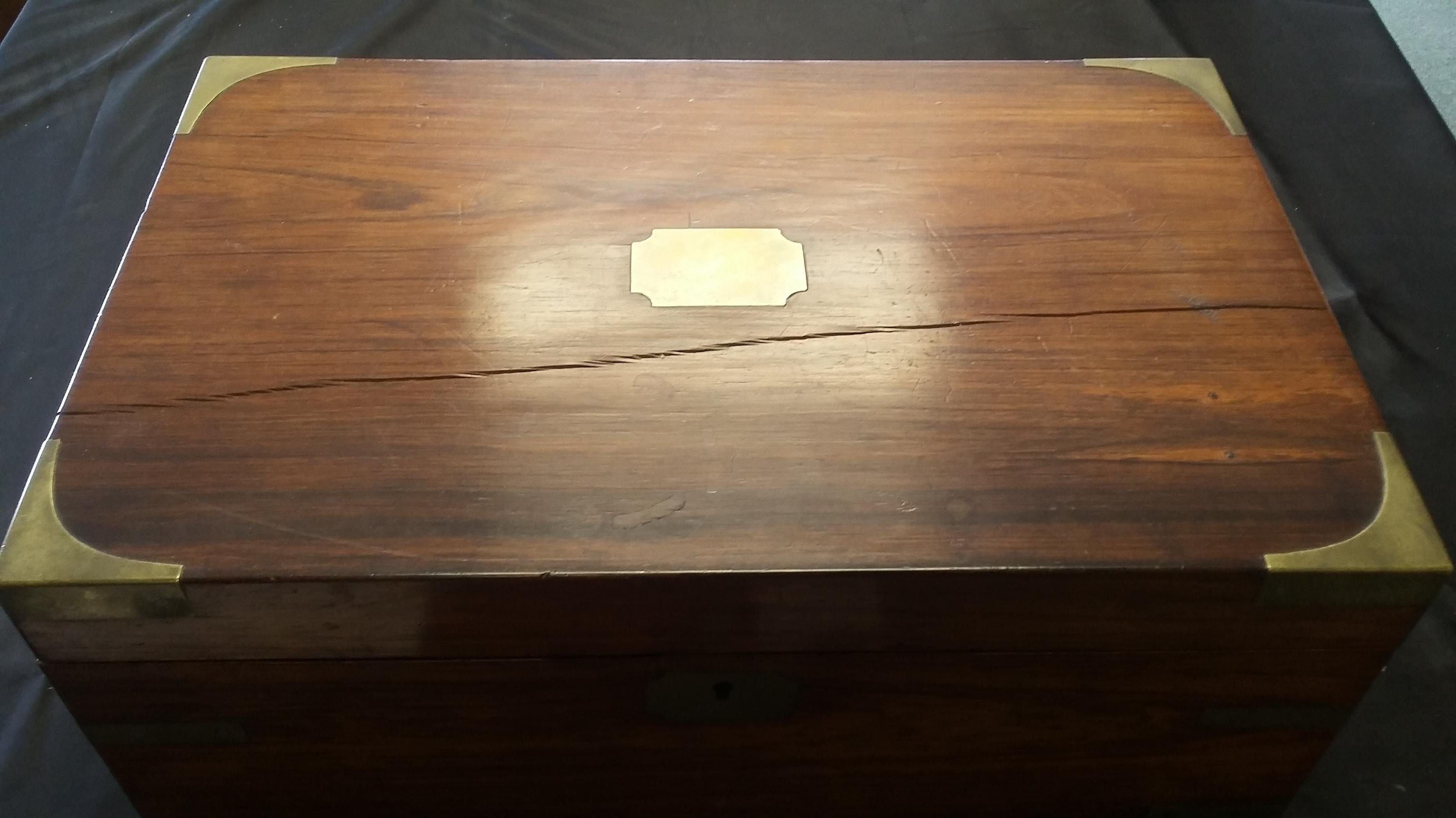 Schöner Rosenholz-Schreibtisch aus dem frühen 19. Jahrhundert. Hergestellt in England, um 1830. Mit Messingecken und einer Schreibfläche aus braunem Leder mit Goldprägung. Die linke Seite hat eine verdeckte oder 