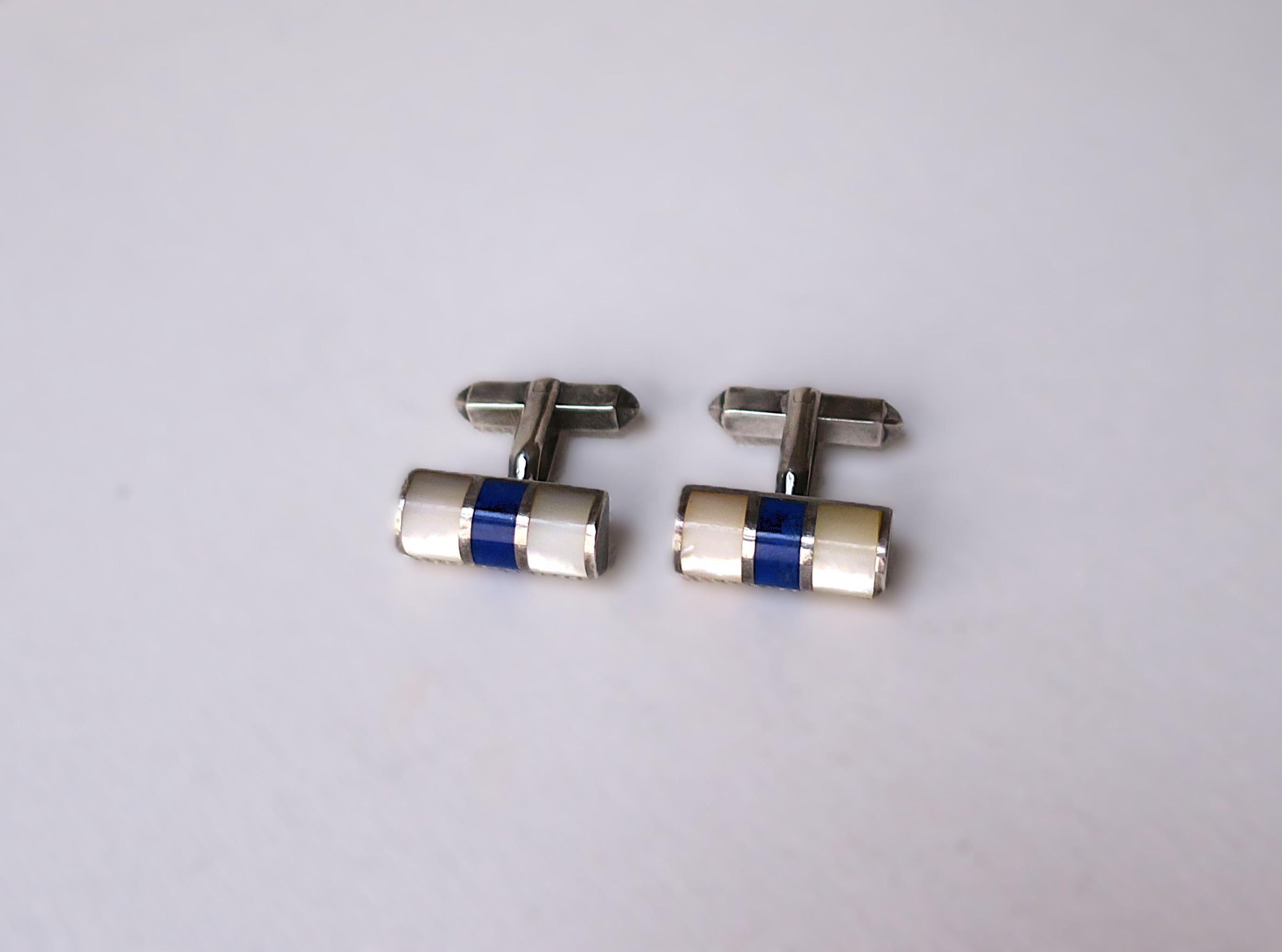 Magnifique paire de boutons de manchette anglais en lapis-lazuli, nacre et argent, vers la fin du XXe siècle, Angleterre. Avec la marque des marqueurs et la marque anglaise à l'intérieur des deux, comme le montrent les deux dernières images. Très