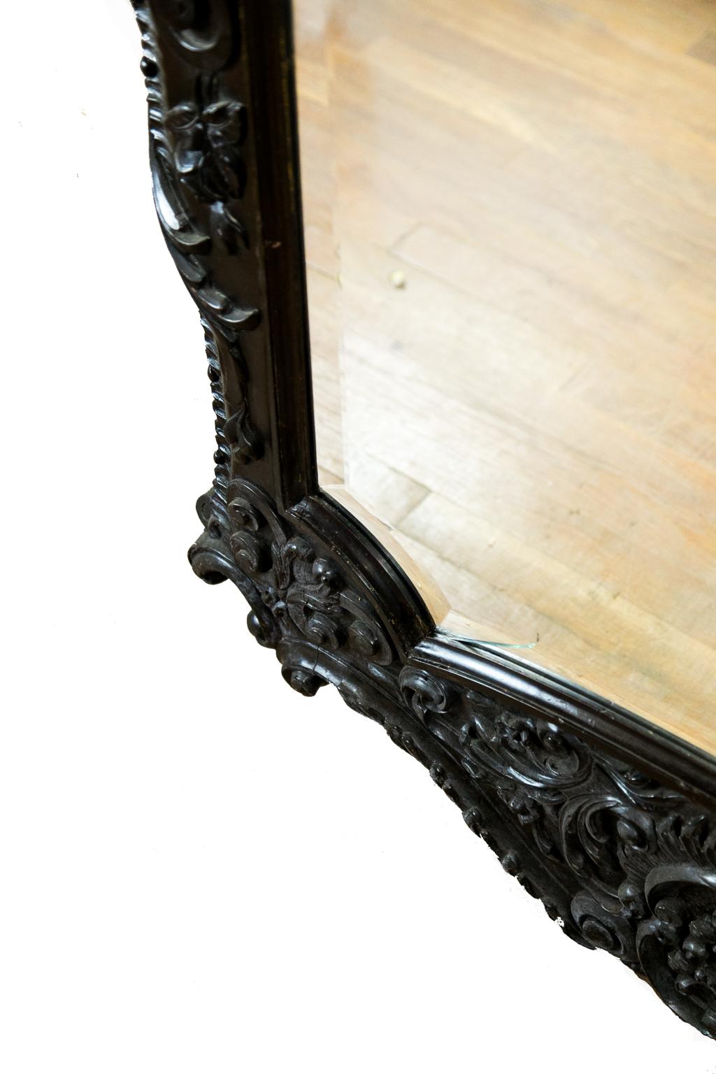 English Large Carved Beveled Mirror im Angebot 1