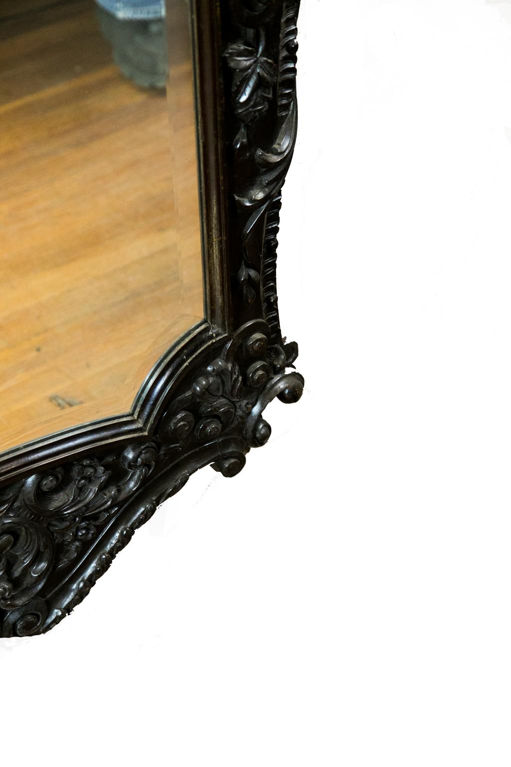 Miroir Grand miroir biseauté sculpté anglais en vente