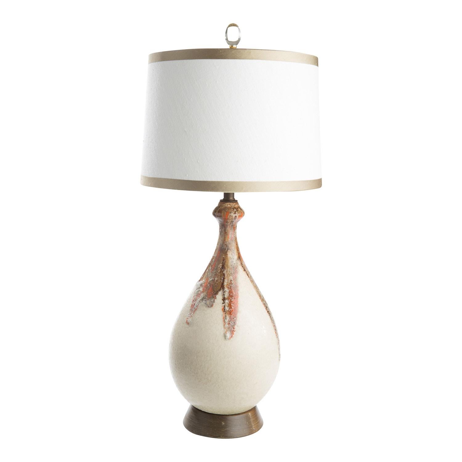 Grandes lampes de table anglaises en céramique avec glaçure d'art et bases en bois tournées à la main en vente 2