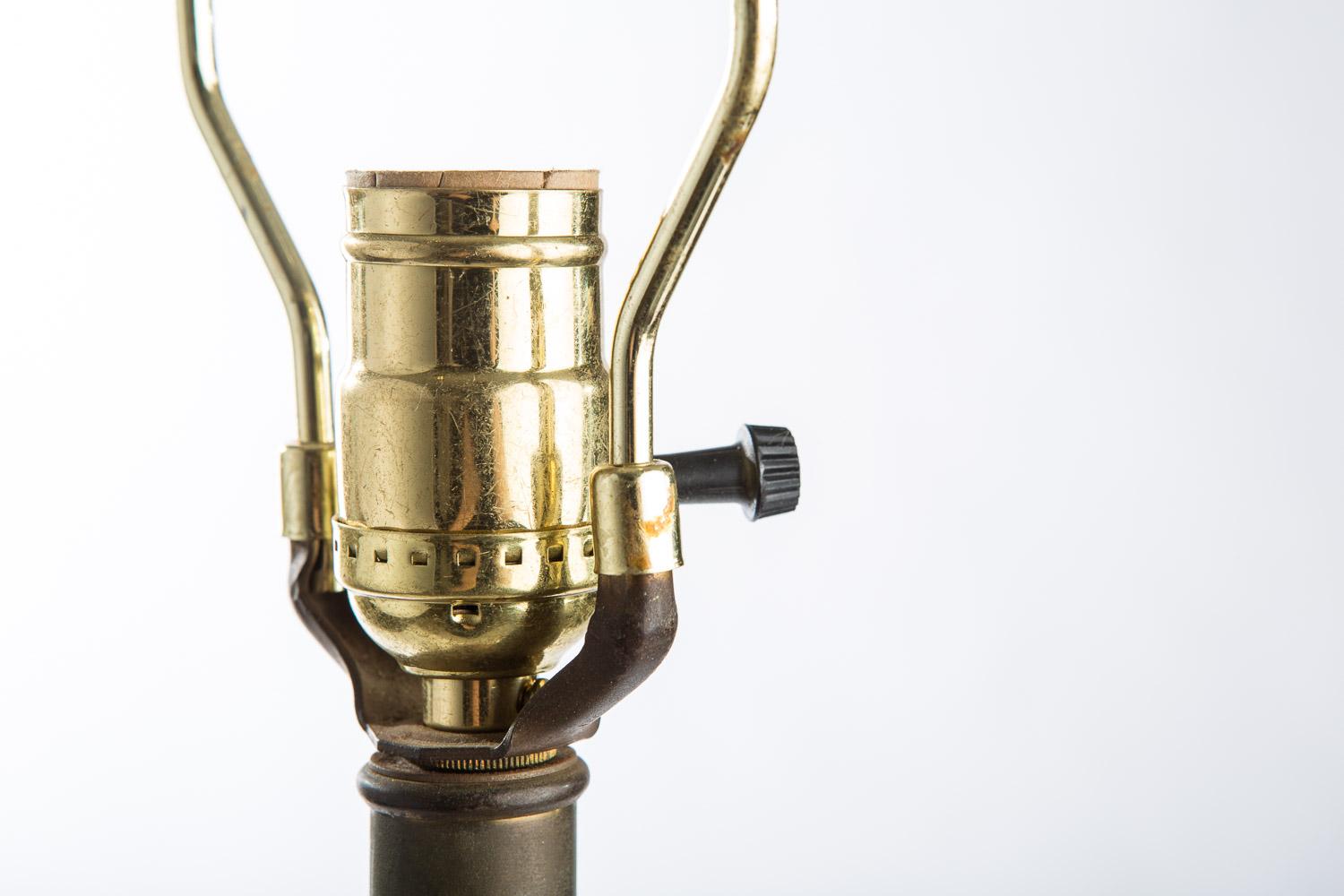 Grandes lampes de table anglaises en céramique avec glaçure d'art et bases en bois tournées à la main en vente 1