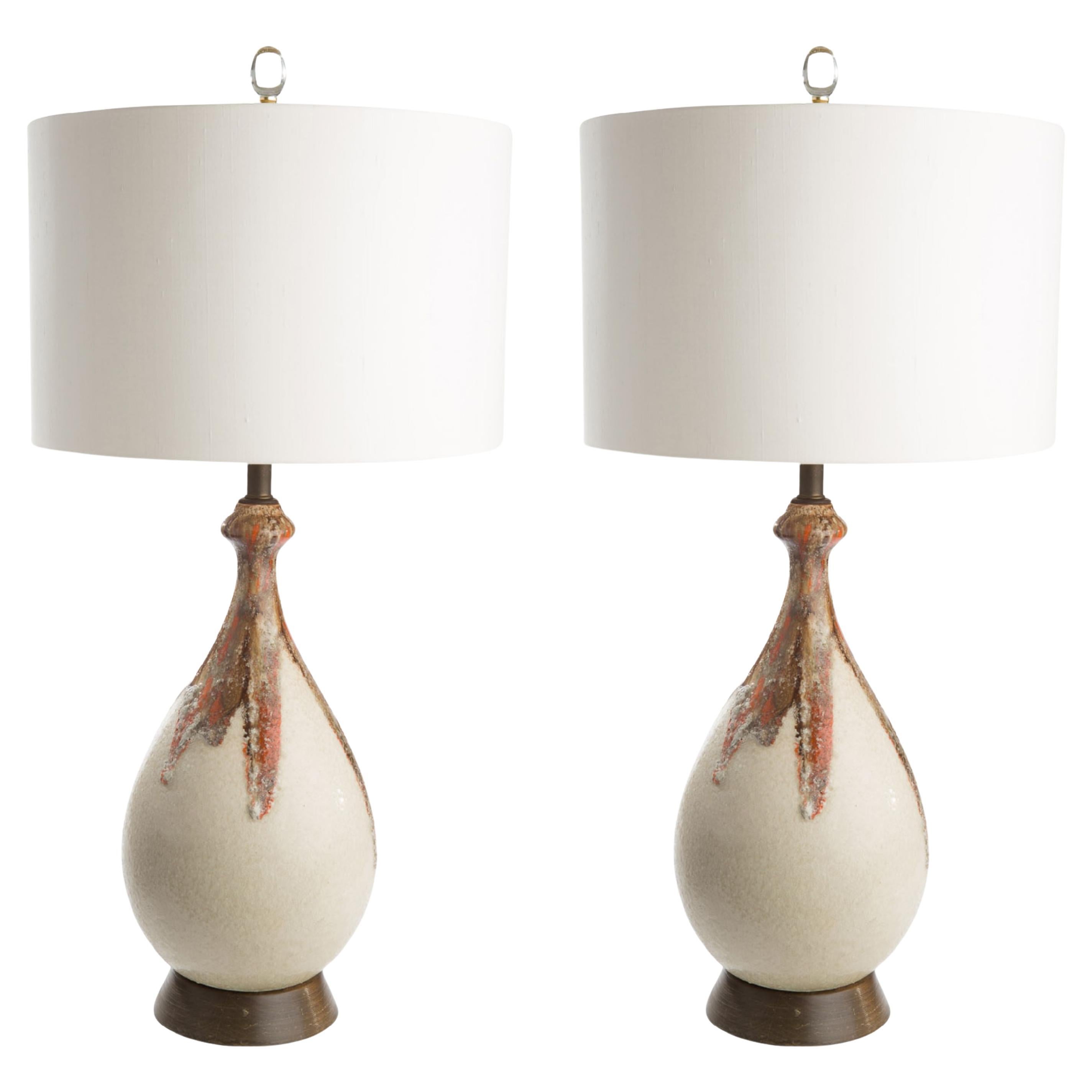 Grandes lampes de table anglaises en céramique avec glaçure d
art et bases en bois tournées à la main