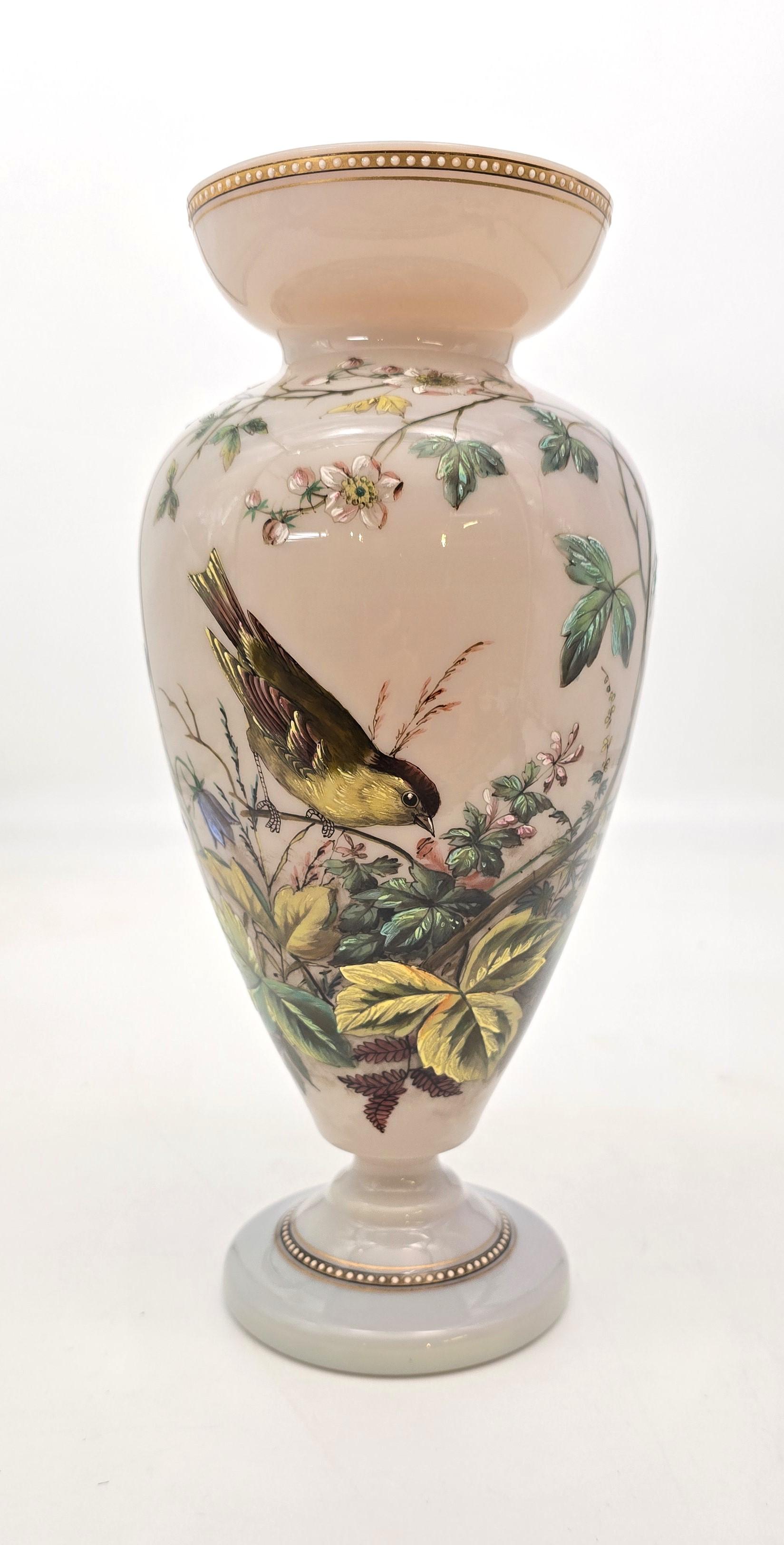 Grand vase anglais en verre émaillé de qualité exposition vers 1860 en vente 2