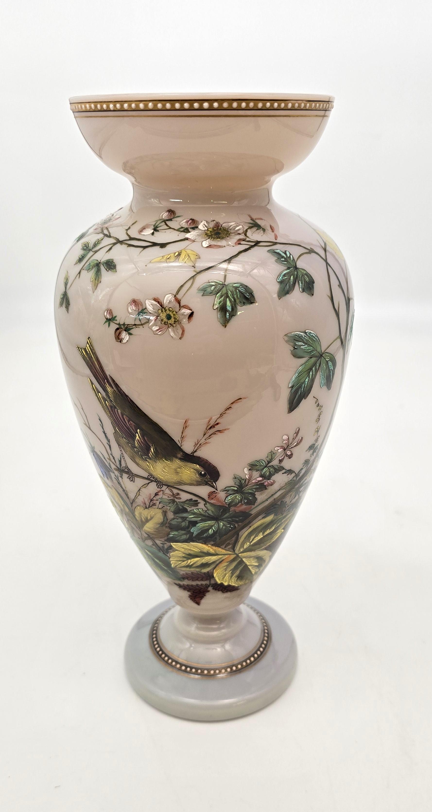 Grand vase anglais en verre émaillé de qualité exposition vers 1860 en vente 3