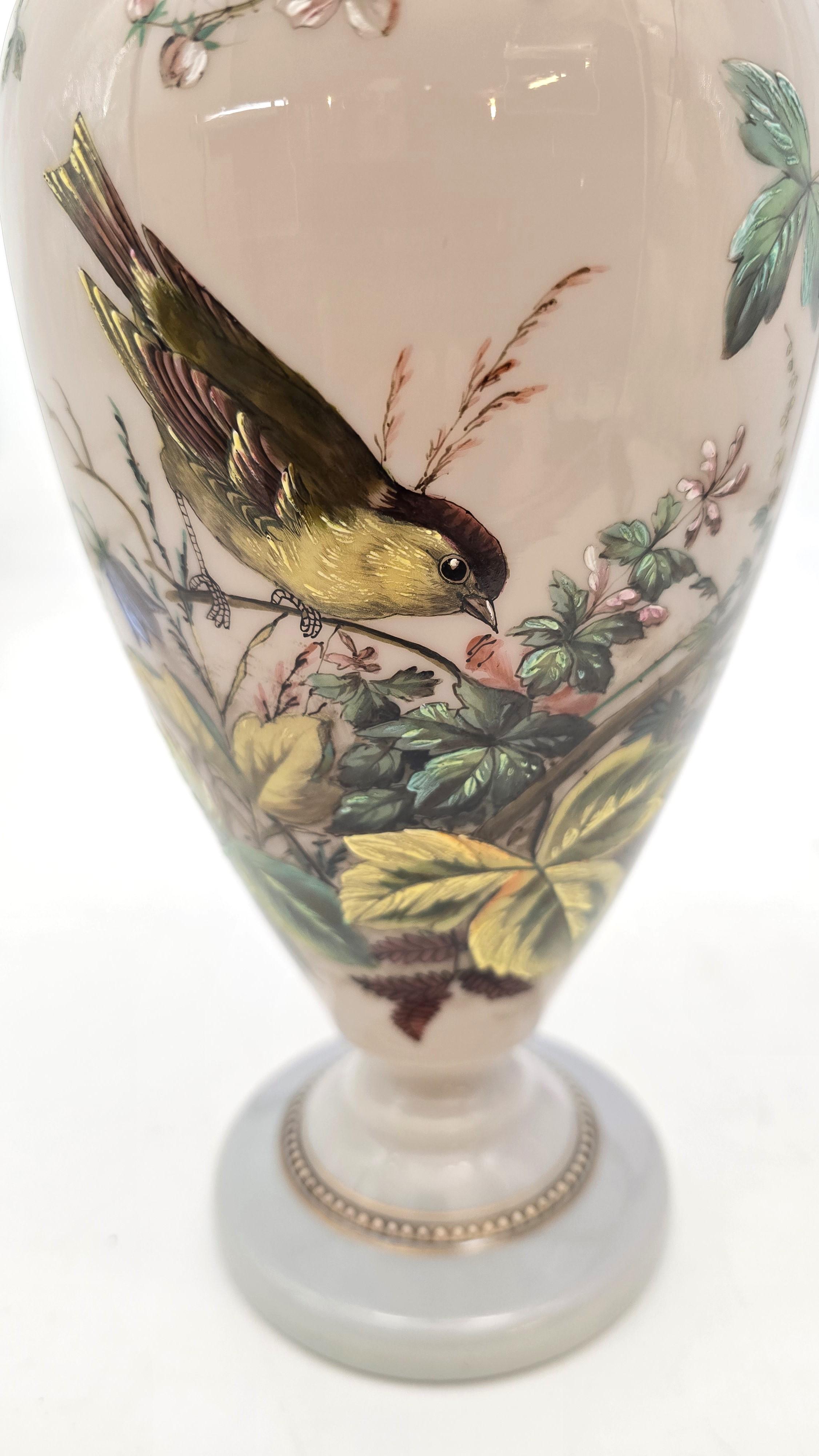 Grand vase anglais en verre émaillé de qualité exposition vers 1860 en vente 4