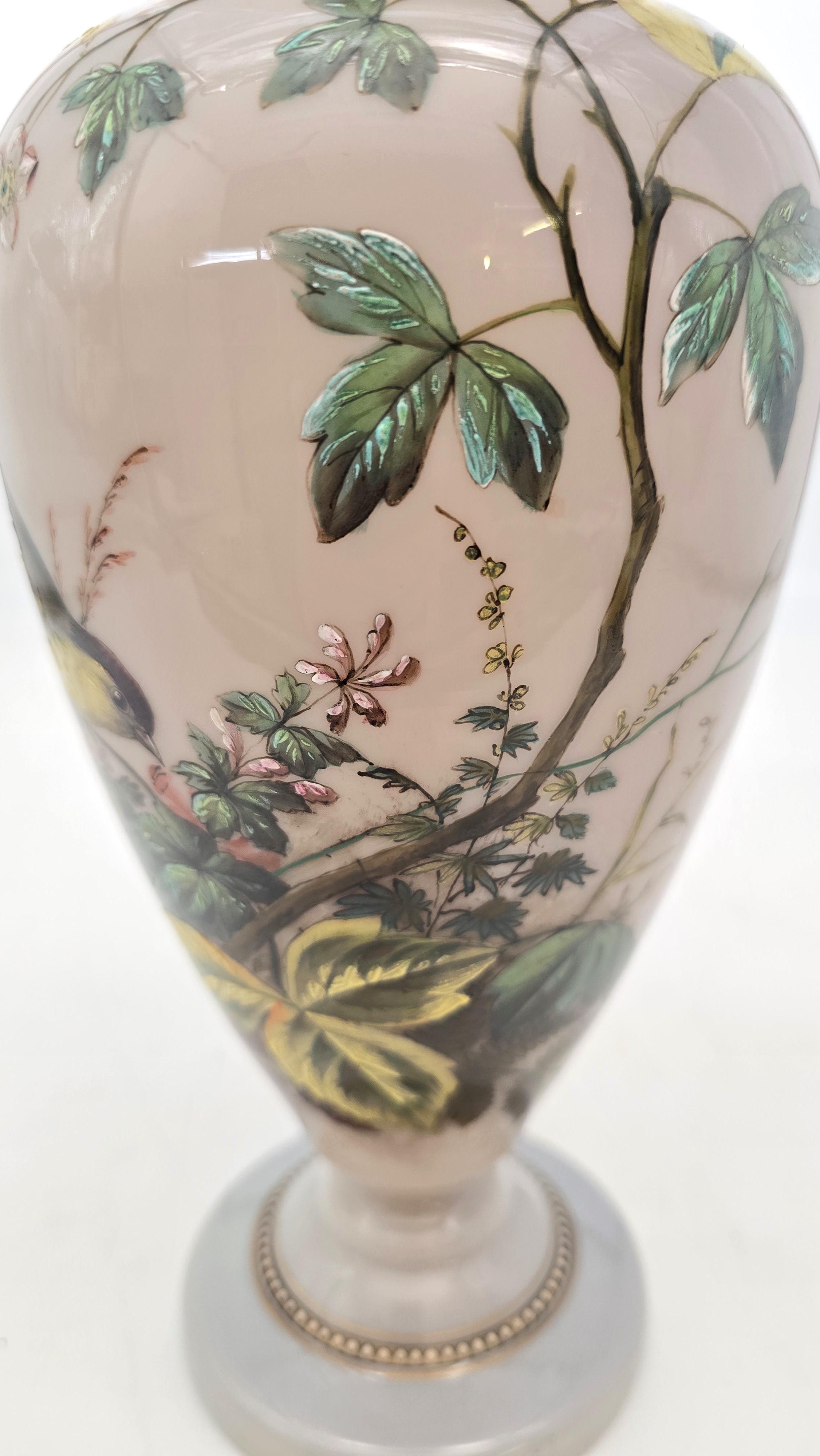 Grand vase anglais en verre émaillé de qualité exposition vers 1860 en vente 5