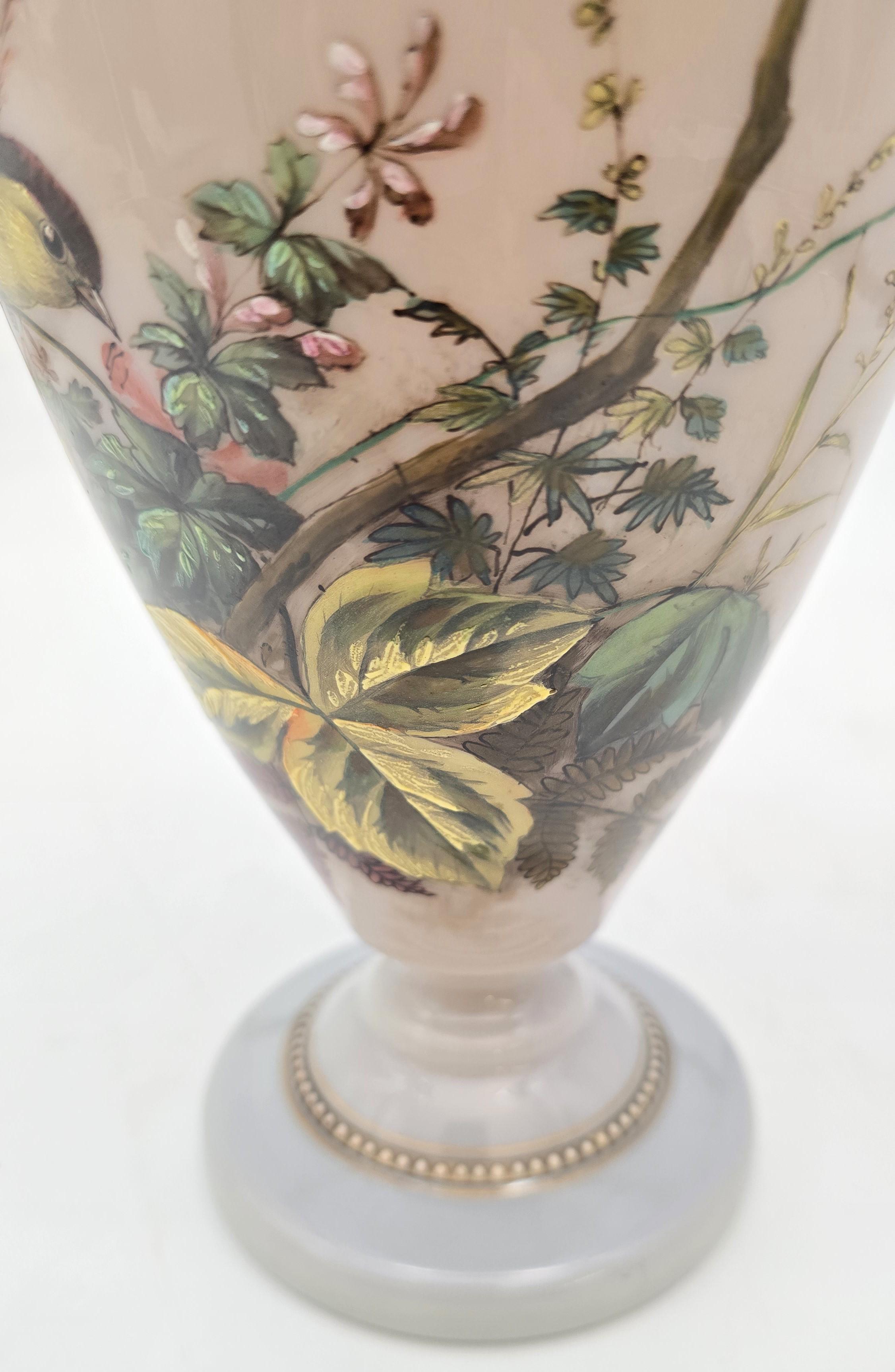 Grand vase anglais en verre émaillé de qualité exposition vers 1860 en vente 6