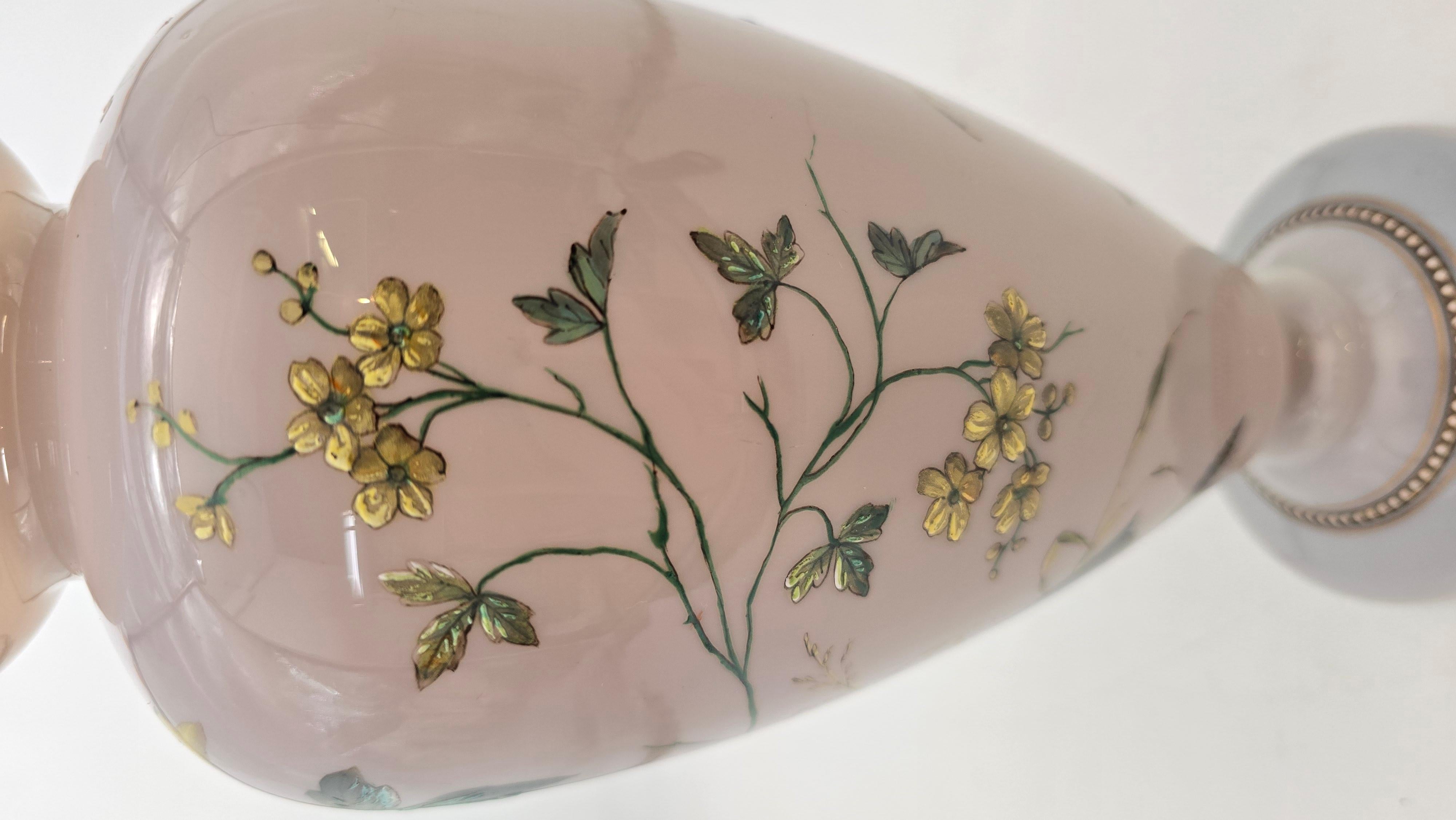 Grand vase anglais en verre émaillé de qualité exposition vers 1860 en vente 7