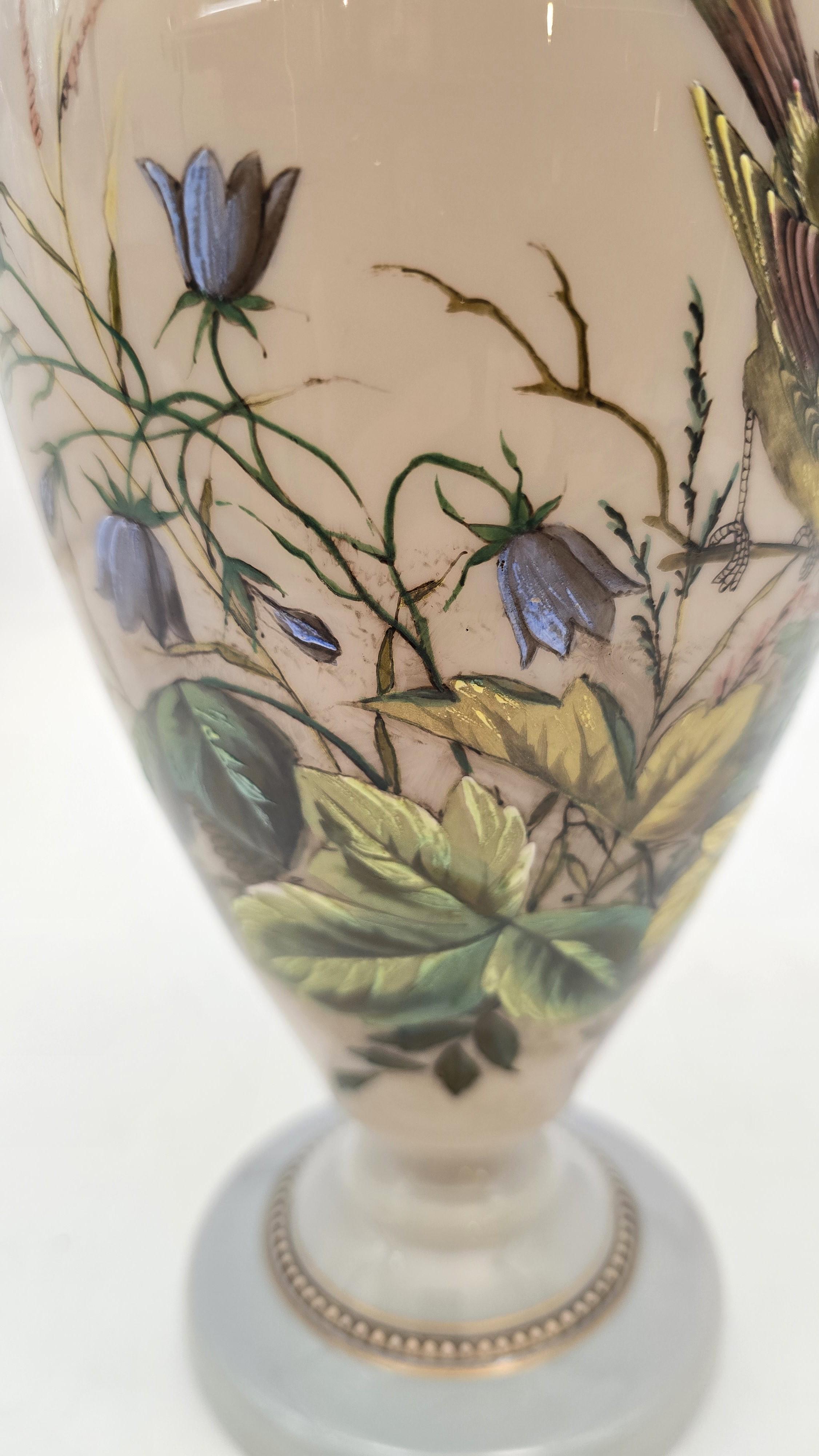 Grand vase anglais en verre émaillé de qualité exposition vers 1860 en vente 8