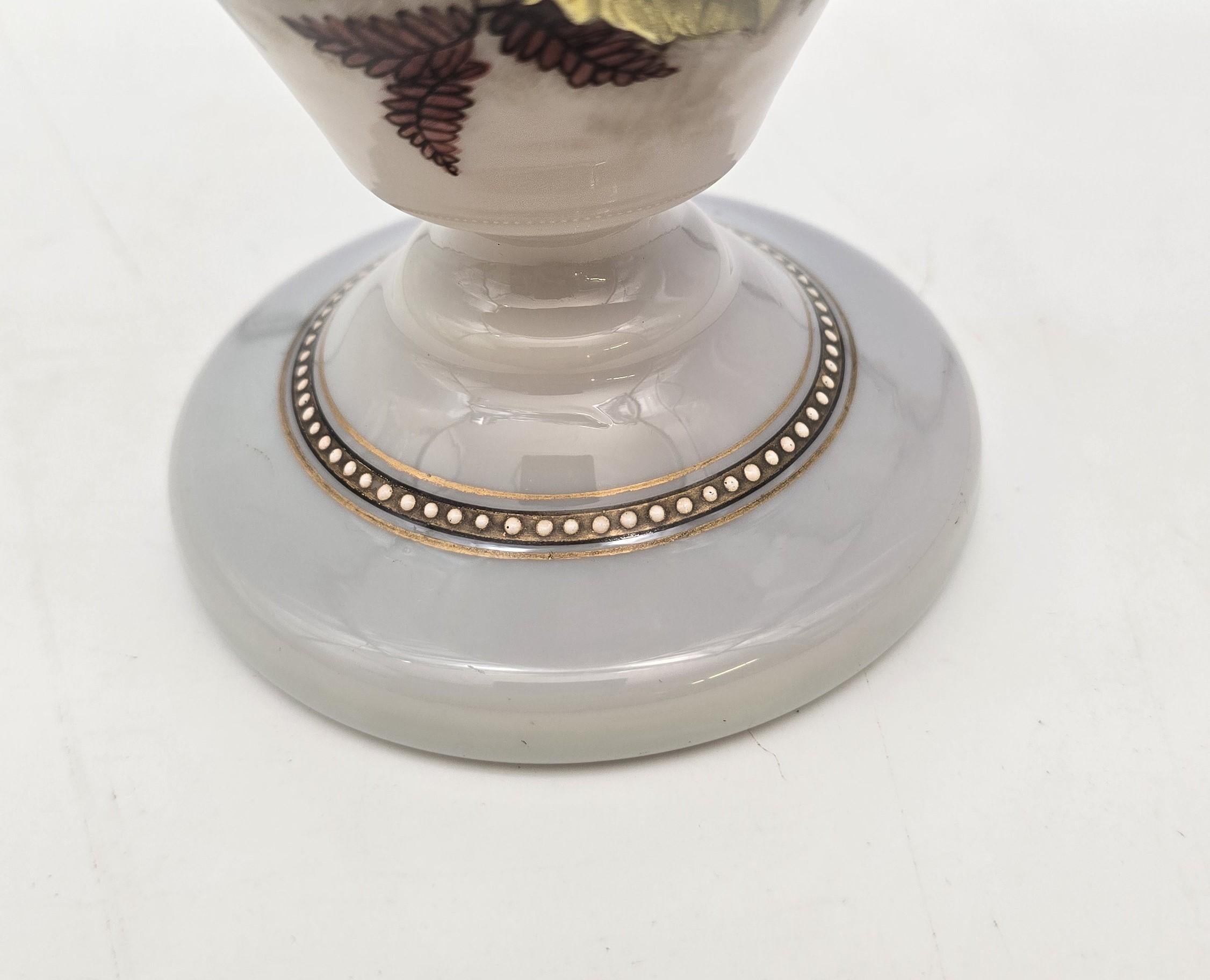 Grand vase anglais en verre émaillé de qualité exposition vers 1860 en vente 9