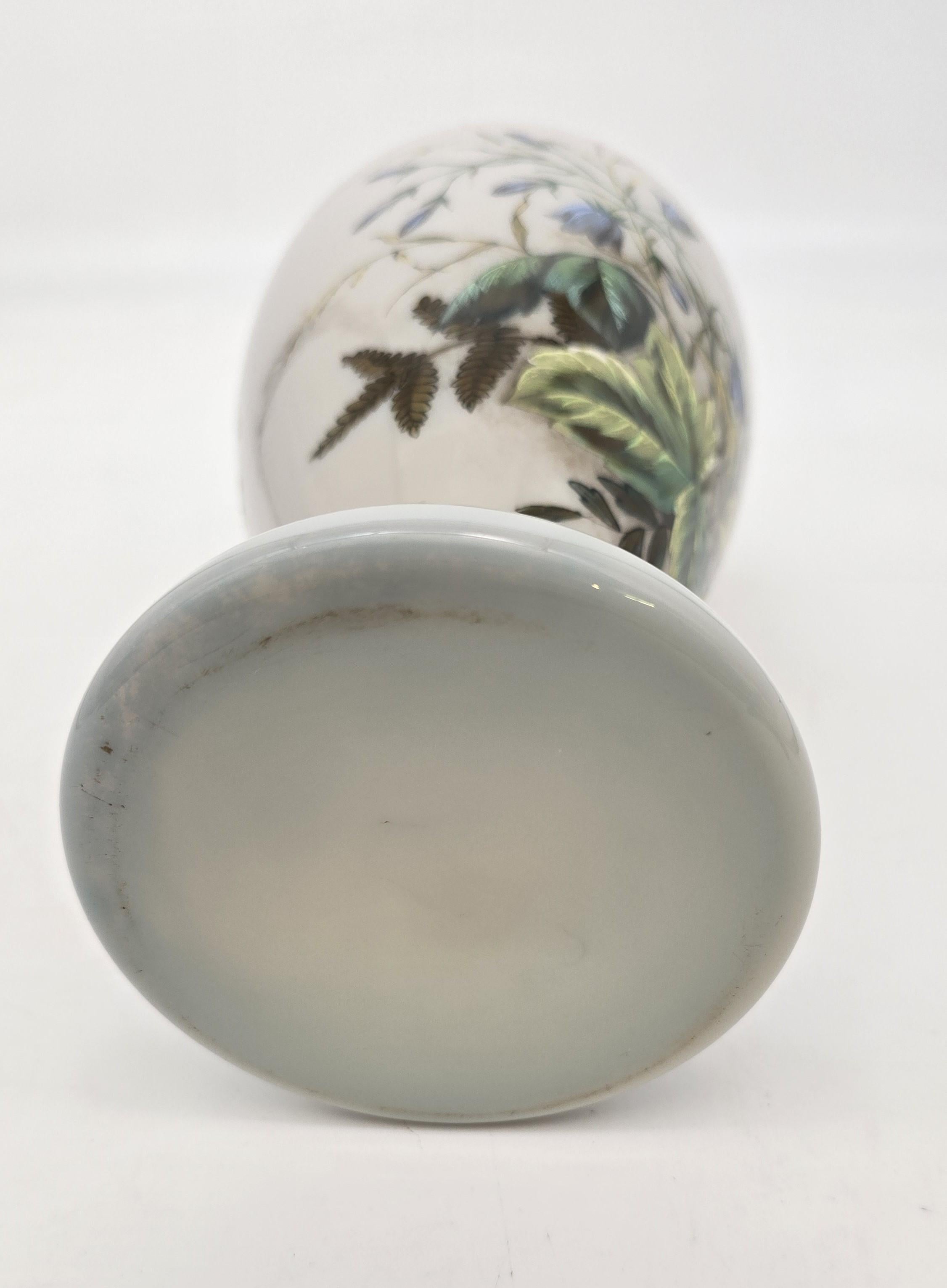 Grand vase anglais en verre émaillé de qualité exposition vers 1860 en vente 10