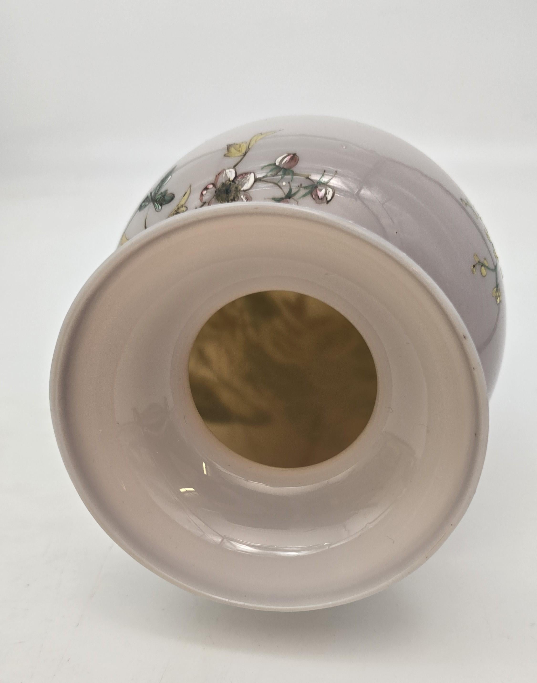 Grand vase anglais en verre émaillé de qualité exposition vers 1860 en vente 11
